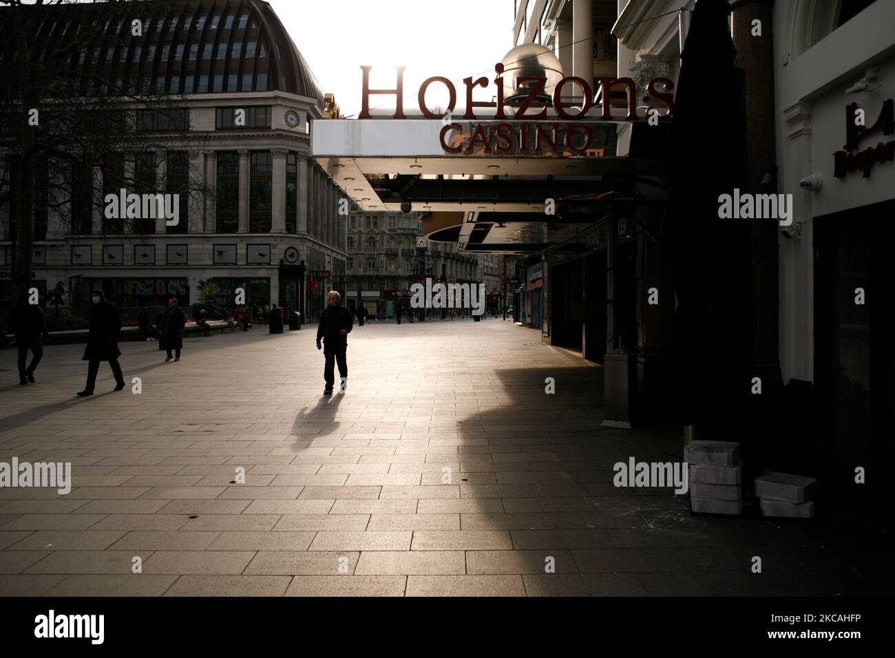 Un uomo passa accanto a cinema, casinò e ristoranti chiusi in una vicina Leicester Square a Londra, Inghilterra, il 8 marzo 2021. Oggi ha segnato la prima fase dell’allentamento del blocco del coronavirus in tutta l’Inghilterra, con la riapertura delle scuole e l’allentamento di alcuni limiti sui contatti sociali. I negozi non essenziali, i bar, i ristoranti e le altre aziende di ospitalità rimangono comunque chiusi e riapriranno solo il mese prossimo secondo gli orari attuali. (Foto di David Cliff/NurPhoto) Foto Stock