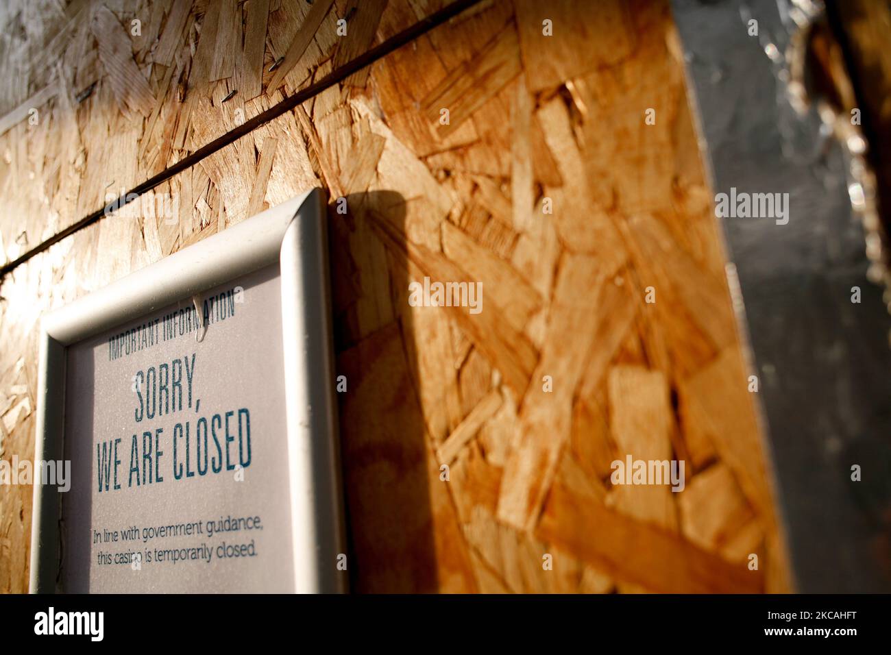 Un cartello informa i clienti della temporanea chiusura di un casinò a bordo su Coventry Street, accanto a Leicester Square a Londra, Inghilterra, il 8 marzo 2021. Oggi ha segnato la prima fase dell’allentamento del blocco del coronavirus in tutta l’Inghilterra, con la riapertura delle scuole e l’allentamento di alcuni limiti sui contatti sociali. I negozi non essenziali, i bar, i ristoranti e le altre aziende di ospitalità rimangono comunque chiusi e riapriranno solo il mese prossimo secondo gli orari attuali. (Foto di David Cliff/NurPhoto) Foto Stock