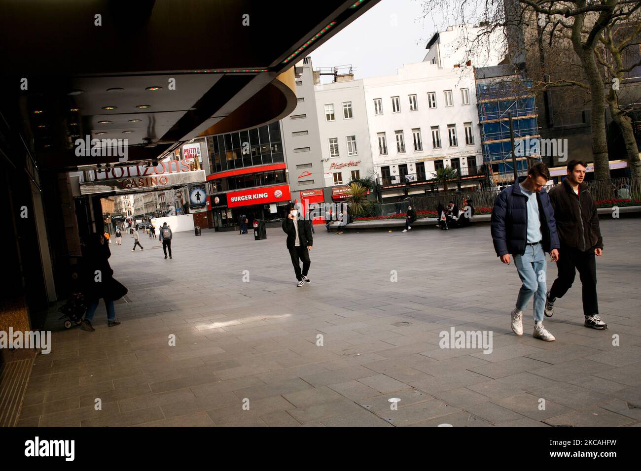 La gente passa accanto a cinema, casinò e ristoranti chiusi in una vicina Leicester Square a Londra, Inghilterra, il 8 marzo 2021. Oggi ha segnato la prima fase dell’allentamento del blocco del coronavirus in tutta l’Inghilterra, con la riapertura delle scuole e l’allentamento di alcuni limiti sui contatti sociali. I negozi non essenziali, i bar, i ristoranti e le altre aziende di ospitalità rimangono comunque chiusi e riapriranno solo il mese prossimo secondo gli orari attuali. (Foto di David Cliff/NurPhoto) Foto Stock