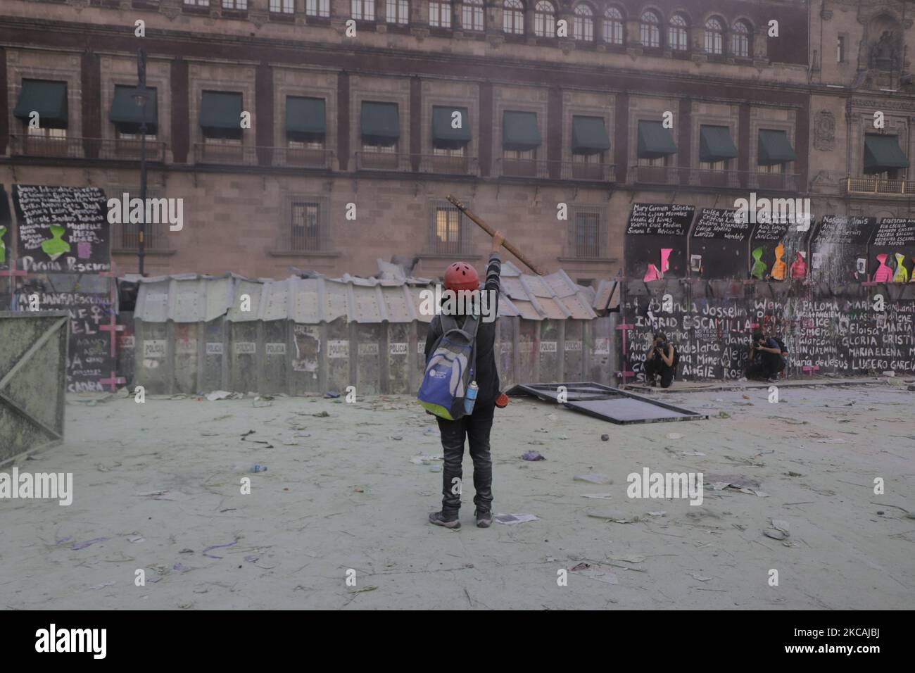 Gli attivisti hanno manifestato al di fuori del Palazzo Nazionale di Zócalo di Città del Messico, in occasione della Giornata internazionale della donna, chiedendo la fine della violenza di genere, la giustizia per le vittime del femminicidio e la punizione per i loro aggressori. Si sono verificati diversi scontri tra dimostranti e polizia. (Foto di Gerardo Vieyra/NurPhoto) Foto Stock