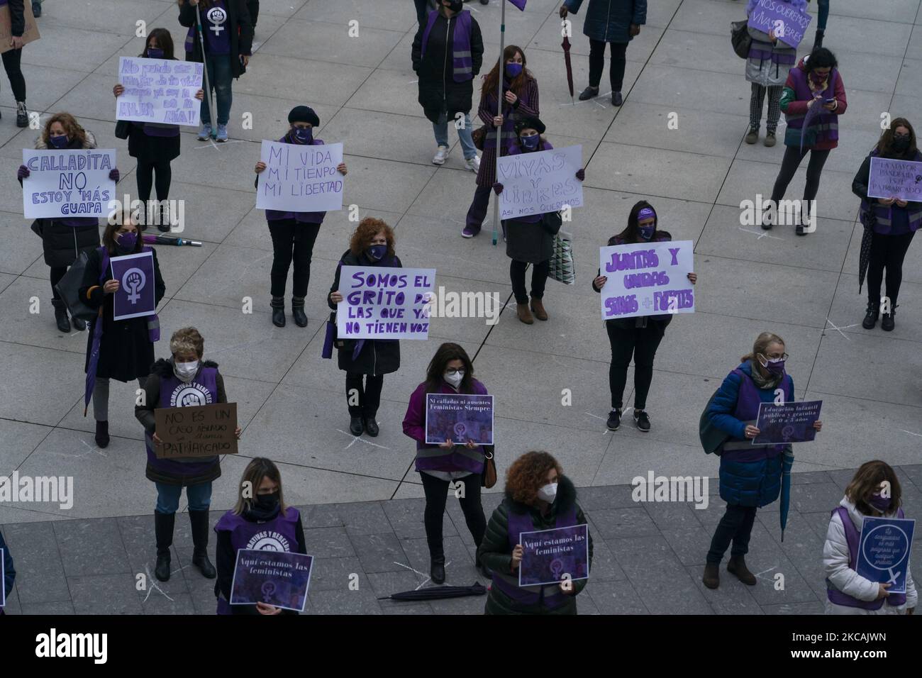 Le donne che partecipano al rally nella piazza del municipio di Santander (Spagna) per celebrare il 8 marzo, Giornata Internazionale della Donna, con diversi poster con slogan femministi. SANTANDER 03-08-2021 (Foto di Joaquin Gomez Sastre/NurPhoto) Foto Stock