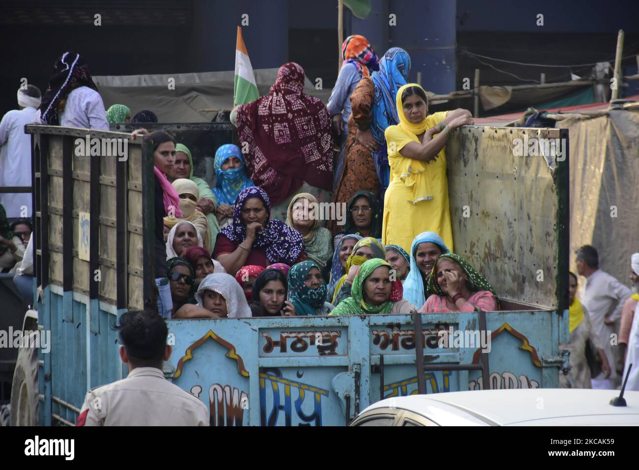 Le donne indiane si allontanano dal sito di protesta al confine con Tikri (confine Delhi-Haryana) il 08 febbraio 2021. Migliaia di donne si sono anche riunite in tutti i siti di protesta il giorno delle donne internazionali per protestare contro i tre conti agricoli approvati dal governo centrale. (Foto di Muzamil Mattoo/NurPhoto) Foto Stock