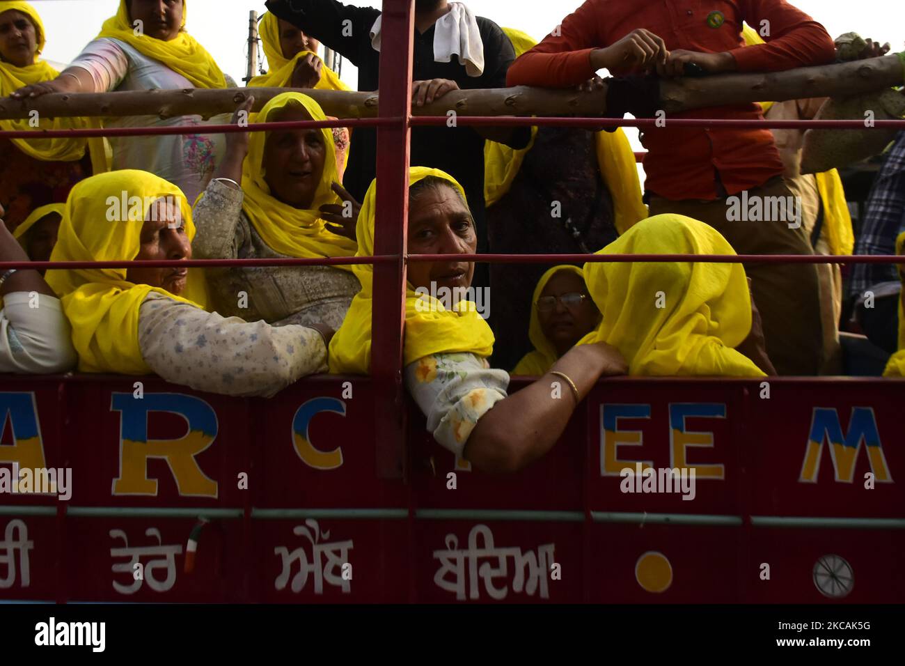 Le donne indiane si allontanano dal sito di protesta al confine con Tikri (confine Delhi-Haryana) il 08 febbraio 2021. Migliaia di donne si sono anche riunite in tutti i siti di protesta il giorno delle donne internazionali per protestare contro i tre conti agricoli approvati dal governo centrale. (Foto di Muzamil Mattoo/NurPhoto) Foto Stock