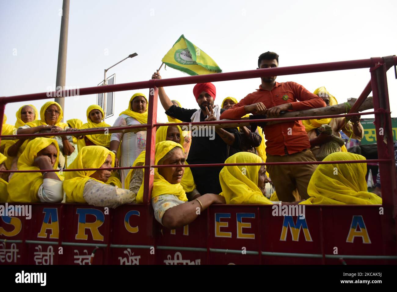 Le donne indiane si allontanano dal sito di protesta al confine con Tikri (confine Delhi-Haryana) il 08 febbraio 2021. Migliaia di donne si sono anche riunite in tutti i siti di protesta il giorno delle donne internazionali per protestare contro i tre conti agricoli approvati dal governo centrale. (Foto di Muzamil Mattoo/NurPhoto) Foto Stock