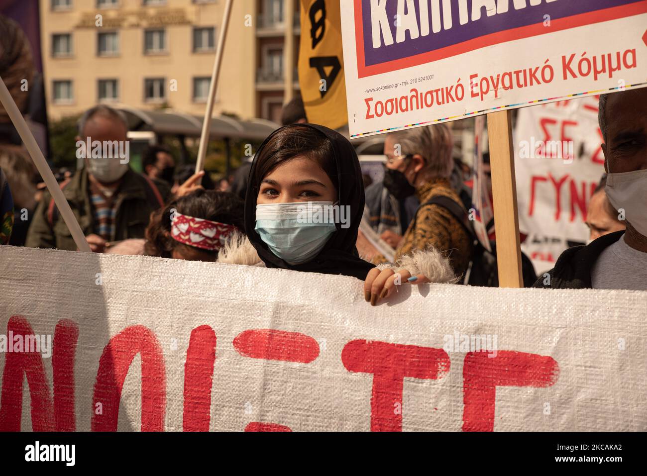 Atene, Grecia, 8th marzo 2021 - le donne che detengono striscioni per la Giornata internazionale della donna ad Atene. (Foto di Maria Chourdari/NurPhoto) Foto Stock