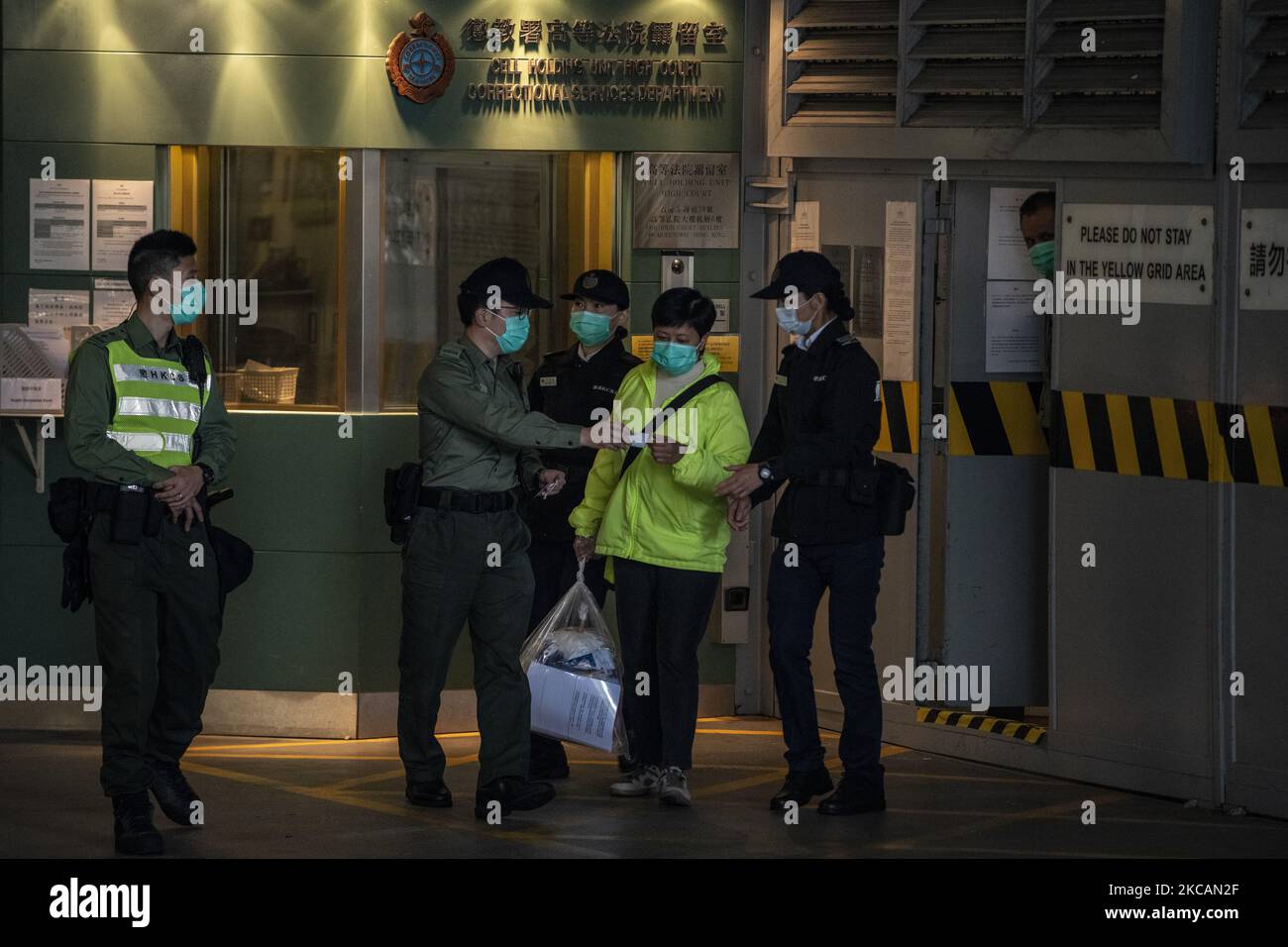 L'ex legislatore pro-democrazia Helen Wong lascia il dipartimento delle correzioni nella High Court di Hong Kong, giovedì 11 marzo 2021. Helene Wong, ex legislatore pro-democrazia, ha ottenuto la cauzione dall’alta corte. (Foto di Vernon Yuen/NurPhoto) Foto Stock