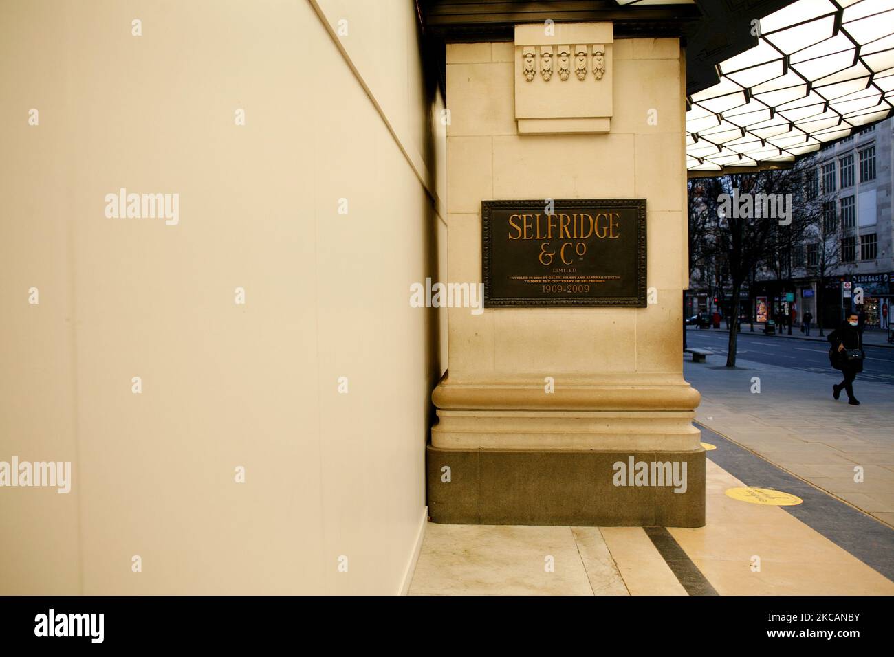 Le tavole coprono l'ingresso del grande magazzino Selfridges, temporaneamente chiuso, su Oxford Street a Londra, Inghilterra, il 11 marzo 2021. Questa settimana ha segnato la prima fase del lockdown easing del coronavirus in tutta l’Inghilterra, con la riapertura delle scuole e l’allentamento di alcuni limiti sui contatti sociali. I negozi non essenziali, i bar, i ristoranti e le altre aziende del settore alberghiero e del tempo libero rimangono tuttavia chiusi e riapriranno solo il mese prossimo secondo gli orari attuali. (Foto di David Cliff/NurPhoto) Foto Stock