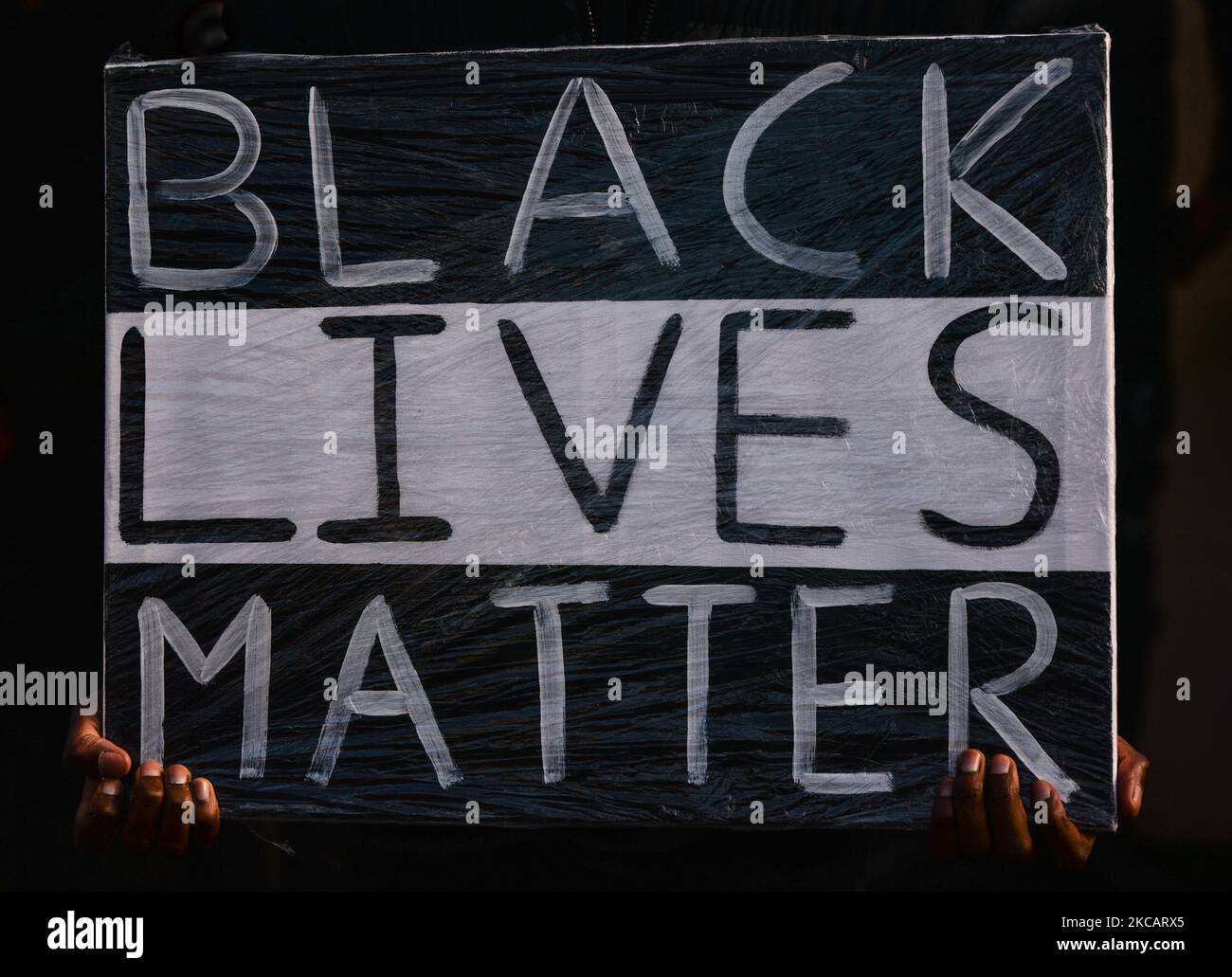 Una persona ha in mano un poster che recita "Black Lives Matter" al di fuori dei terreni della chiesa del Sacro cuore di Gesù a Huntstown, Dublino, al funerale di George Nkencho, che è stato ucciso fuori casa dai membri della Garda Armed Support Unit lo scorso dicembre. Sabato 13 marzo 2021 a Dublino, Irlanda. (Foto di Artur Widak/NurPhoto) Foto Stock