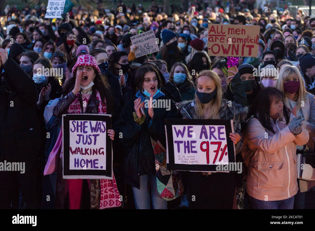 LONDRA, REGNO UNITO - 13 MARZO 2021: Le donne cantano in protesta contro la violenza mentre le folle si riuniscono per pagare il rispetto e lasciare tributi alla tribuna sul Clapham Common per Sarah Everard, Che è stata rapita e uccisa mentre stava camminando a casa dopo aver visitato un amico più di una settimana fa nella zona di Clapham, il 13 marzo 2021 a Londra, Inghilterra. Il ripristino di queste strade previste vigili a livello nazionale per Sarah Everard sono stati annullati a causa della mancanza di accordo con la polizia in mezzo alle restrizioni Covid-19. (Foto di Wiktor Szymanowicz/NurPhoto) Foto Stock