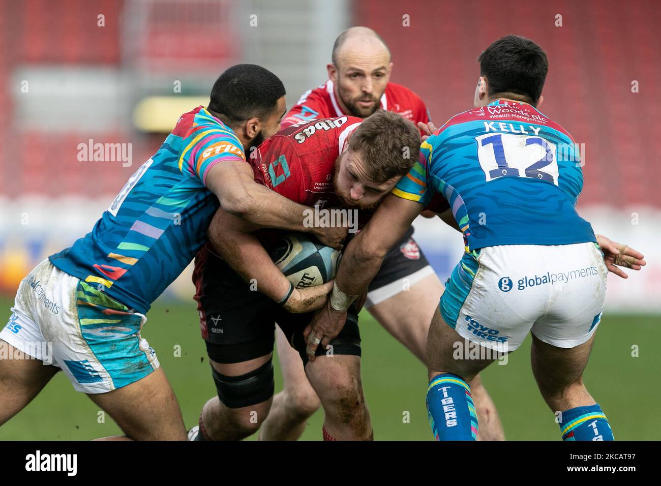 Ruan Ackermann di Gloucester è combattuta da Zack Henryand Dan Kelly di Leicester Tigers durante la partita della Gallagher Premiership tra Gloucester Rugby e Leicester Tigers al Kingsholm Stadium di Gloucester sabato 13th marzo 2021. (Foto di Juan Gasparini/MI News/NurPhoto) Foto Stock