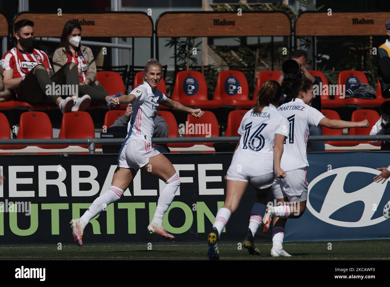 Sofia Jakobsson del Real Madrid festeggia dopo aver segnato il suo primo gol durante la partita Primera Iberdrola tra Club Atletico de Madrid Femenino e Real Madrid Femenino al Wanda Sport Centre il 14 marzo 2021 a Madrid, Spagna. (Foto di Jose Breton/Pics Action/NurPhoto) Foto Stock