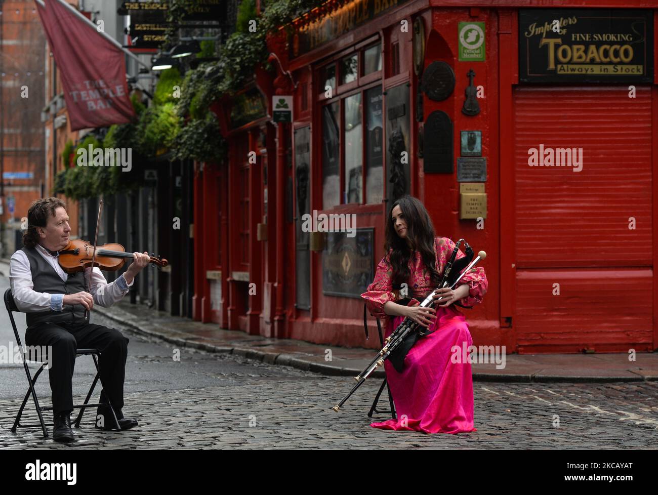 Esattamente un anno dalla chiusura della Temple Bar Area a causa della pandemia del COVID-19, il famosissimo fiddler Frankie Gavin si esibisce in un lamento nel quartiere culturale deserto di Dublino. A lui si unisce il pianatore Louise Mulcahy. Lunedì 15 marzo 2021 a Dublino, Irlanda. (Foto di Artur Widak/NurPhoto) Foto Stock