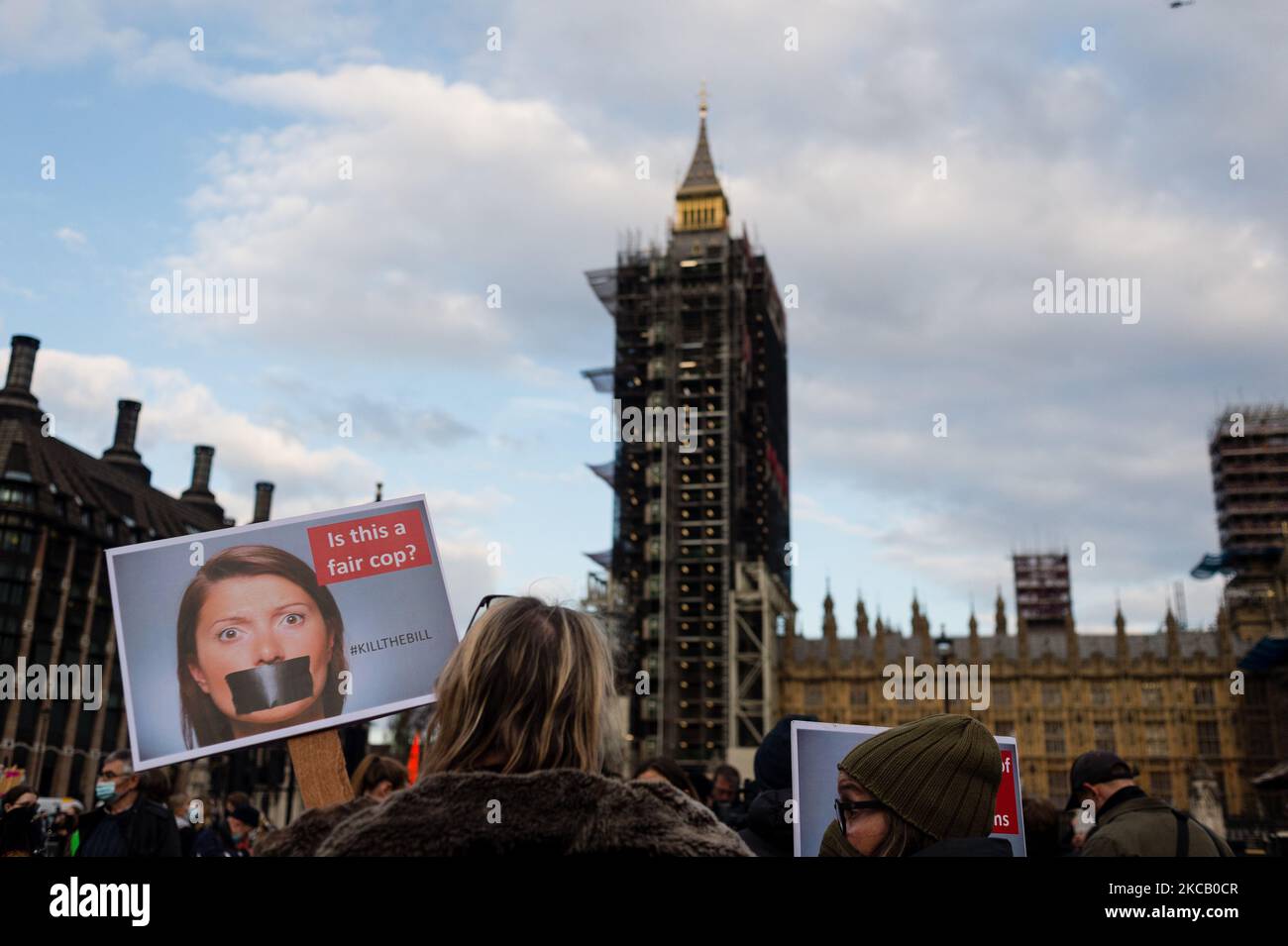 I membri del pubblico hanno dato la loro firma durante una protesta in Piazza del Parlamento contro la polizia, il crimine, la condanna e la legge giudiziaria e criticando le azioni della polizia alla veglia di sabato sera a Londra, in Gran Bretagna, il 15 marzo 2021. Sabato sera centinaia di persone si sono recate a Clapham Common per rendere omaggio a Sarah Everard, un residente londinese di 33 anni, il cui rapimento e la cui morte - presumibilmente per mano di un funzionario della polizia metropolitana fuori servizio - hanno suscitato un'ondata di preoccupazione per la sicurezza delle donne. La stessa forza di polizia viene criticata per la sua risposta alla veglia, dove essi forzano Foto Stock
