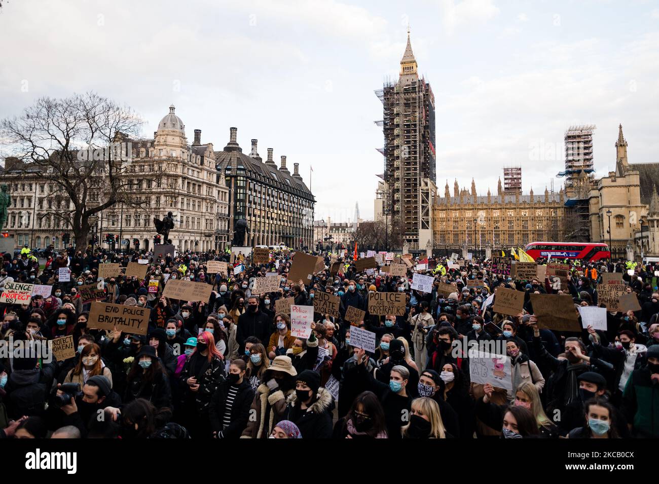 I membri del pubblico hanno dato la loro firma durante una protesta in Piazza del Parlamento contro la polizia, il crimine, la condanna e la legge giudiziaria e criticando le azioni della polizia alla veglia di sabato sera a Londra, in Gran Bretagna, il 15 marzo 2021. Sabato sera centinaia di persone si sono recate a Clapham Common per rendere omaggio a Sarah Everard, un residente londinese di 33 anni, il cui rapimento e la cui morte - presumibilmente per mano di un funzionario della polizia metropolitana fuori servizio - hanno suscitato un'ondata di preoccupazione per la sicurezza delle donne. La stessa forza di polizia viene criticata per la sua risposta alla veglia, dove essi forzano Foto Stock