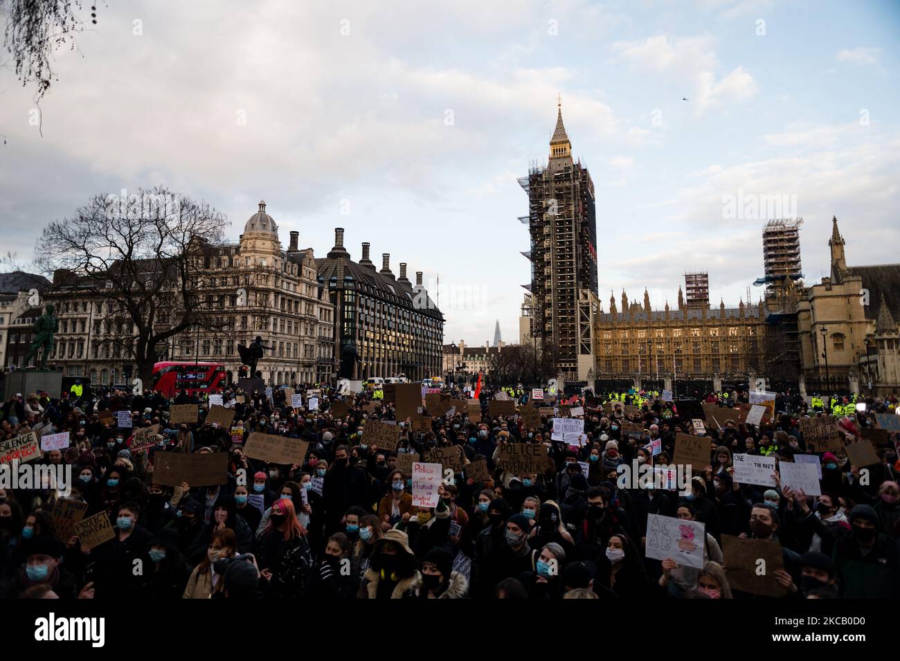 I membri del pubblico hanno dato la loro firma durante una protesta in Piazza del Parlamento contro la polizia, il crimine, la condanna e la legge giudiziaria e criticando le azioni della polizia alla veglia di sabato sera a Londra, in Gran Bretagna, il 15 marzo 2021. Sabato sera centinaia di persone si sono recate a Clapham Common per rendere omaggio a Sarah Everard, un residente londinese di 33 anni, il cui rapimento e la cui morte - presumibilmente per mano di un funzionario della polizia metropolitana fuori servizio - hanno suscitato un'ondata di preoccupazione per la sicurezza delle donne. La stessa forza di polizia viene criticata per la sua risposta alla veglia, dove essi forzano Foto Stock