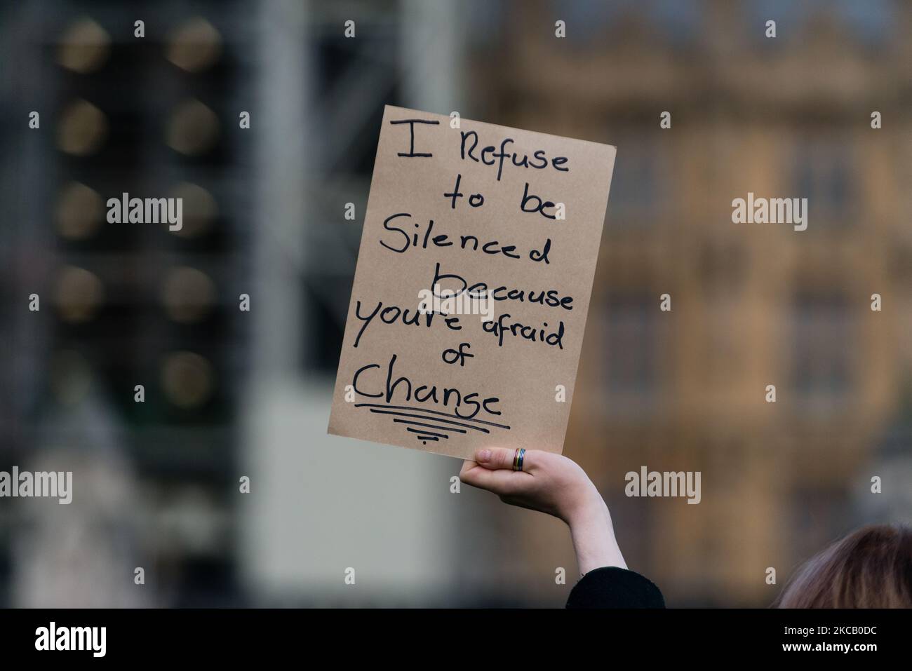 I membri del pubblico hanno dato la loro firma durante una protesta in Piazza del Parlamento contro la polizia, il crimine, la condanna e la legge giudiziaria e criticando le azioni della polizia alla veglia di sabato sera a Londra, in Gran Bretagna, il 15 marzo 2021. Sabato sera centinaia di persone si sono recate a Clapham Common per rendere omaggio a Sarah Everard, un residente londinese di 33 anni, il cui rapimento e la cui morte - presumibilmente per mano di un funzionario della polizia metropolitana fuori servizio - hanno suscitato un'ondata di preoccupazione per la sicurezza delle donne. La stessa forza di polizia viene criticata per la sua risposta alla veglia, dove essi forzano Foto Stock