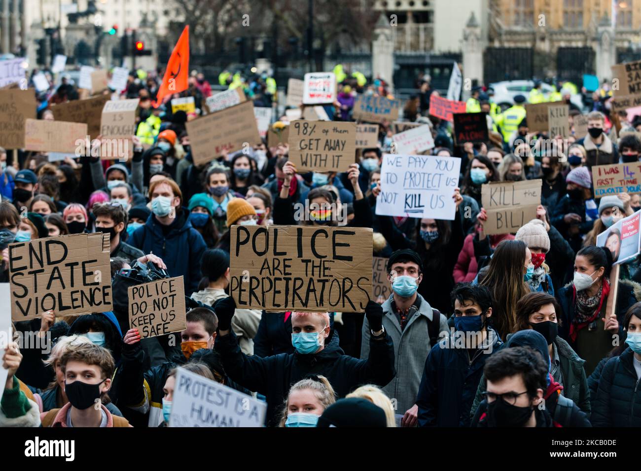I membri del pubblico hanno dato la loro firma durante una protesta in Piazza del Parlamento contro la polizia, il crimine, la condanna e la legge giudiziaria e criticando le azioni della polizia alla veglia di sabato sera a Londra, in Gran Bretagna, il 15 marzo 2021. Sabato sera centinaia di persone si sono recate a Clapham Common per rendere omaggio a Sarah Everard, un residente londinese di 33 anni, il cui rapimento e la cui morte - presumibilmente per mano di un funzionario della polizia metropolitana fuori servizio - hanno suscitato un'ondata di preoccupazione per la sicurezza delle donne. La stessa forza di polizia viene criticata per la sua risposta alla veglia, dove essi forzano Foto Stock