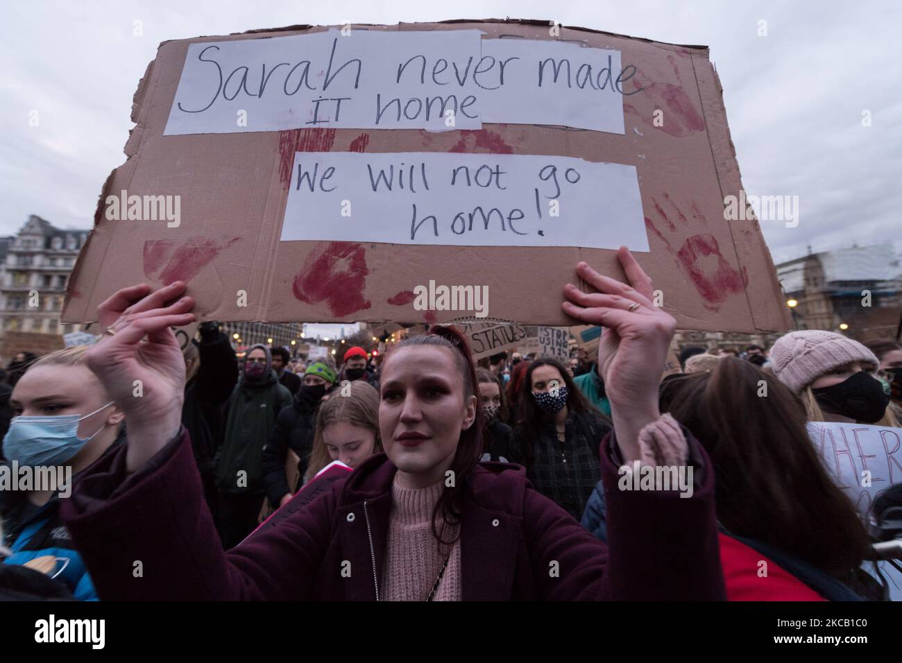 LONDRA, REGNO UNITO - 16 MARZO 2021: I manifestanti dimostrano in Piazza del Parlamento contro l'approvazione di un nuovo disegno di legge di polizia alla Camera dei Comuni, che conferirebbe alla polizia nuovi poteri per limitare le proteste e imporre pene severe per la violazione delle regole, E per sottolineare la questione della violenza contro le donne, il 16 marzo 2021 a Londra, Inghilterra. Le recenti proteste sono state innescate dalla manipolazione, fortemente criticata dalla polizia MET, di una veglia tenuta in memoria dell’assassinio di Sarah Everard a Clapham Common nel fine settimana, nel corso di un dibattito in corso sulla sicurezza delle donne negli spazi pubblici. (Foto di Wiktor Szyman Foto Stock