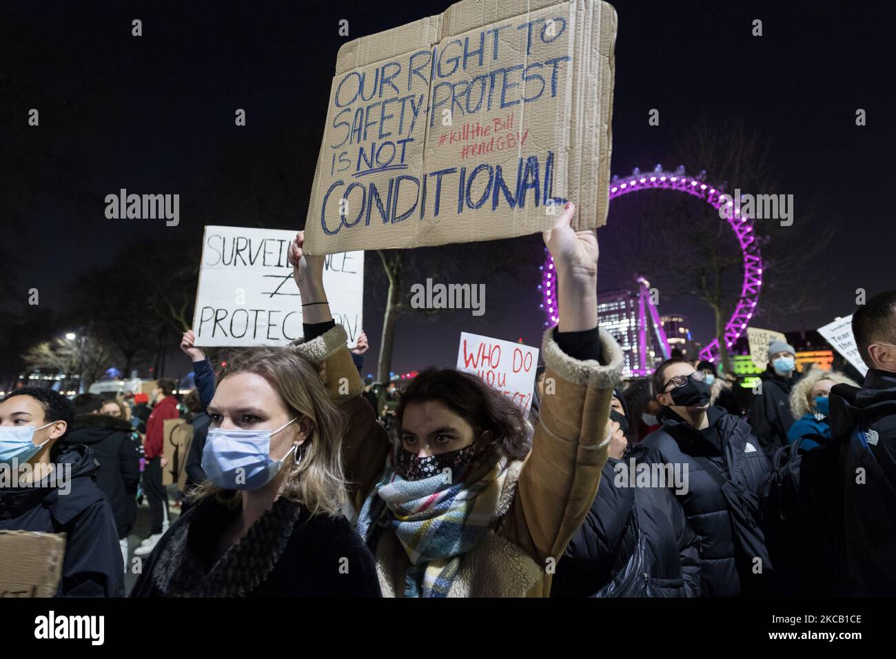 LONDRA, REGNO UNITO - 16 MARZO 2021: Manifestanti al di fuori di New Scotland Yard contro l'approvazione di un nuovo disegno di legge di polizia nella Camera dei Comuni, che conferirebbe alla polizia nuovi poteri per limitare le proteste e imporre pene severe per la violazione delle regole, E per sottolineare la questione della violenza contro le donne, il 16 marzo 2021 a Londra, Inghilterra. Le recenti proteste sono state innescate dalla manipolazione, fortemente criticata dalla polizia MET, di una veglia tenuta in memoria dell’assassinio di Sarah Everard a Clapham Common nel fine settimana, nel corso di un dibattito in corso sulla sicurezza delle donne negli spazi pubblici. (Foto di Wiktor S Foto Stock