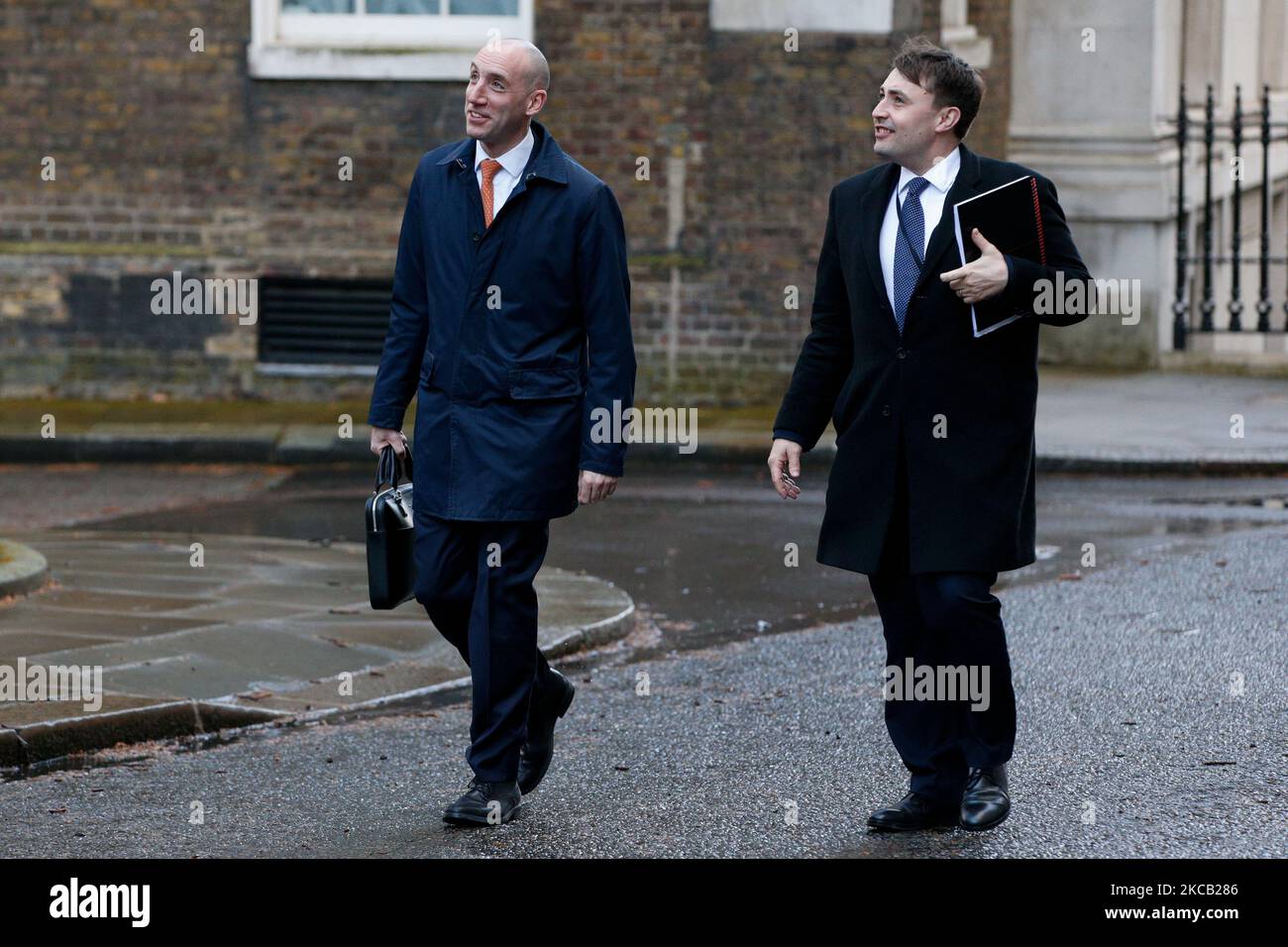Dan Rosenfield (L), Capo di Stato maggiore del primo ministro britannico Boris Johnson, e ben Gascoigne (R), Segretario politico del primo ministro, salgono su Downing Street a Londra, Inghilterra, il 17 marzo 2021. (Foto di David Cliff/NurPhoto) Foto Stock