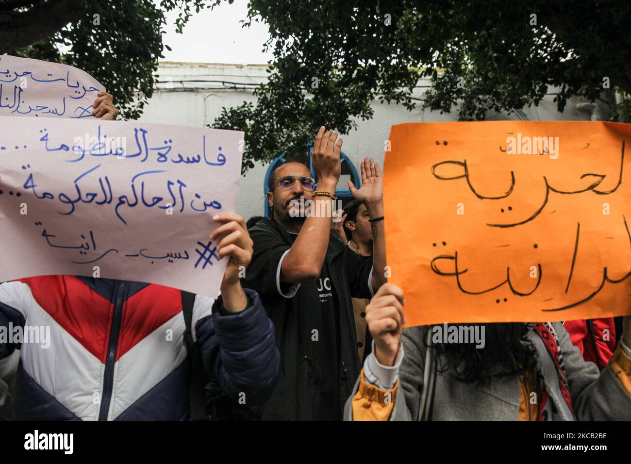 I manifestanti urlano slogan anti-regime mentre sollevano cartelli che leggono in arabo “libertà per Rania Amdouni”, durante una protesta tenuta in occasione del processo di appello del LGBTQI+ e attivista femminista Rania Amdouni, fuori dalla corte di Tunisi in Tunisia il 17 marzo 2021, per chiederne il rilascio. Dieci giorni fa, la regina Rania Amdouni, di 26 anni, è stata arrestata e incarcerata in una prigione di donne dopo essere stata condannata in prima istanza a sei mesi di carcere per aver insultato la polizia e per aver abusato di morale. (Foto di Chardy ben Ibrahim/NurPhoto) Foto Stock