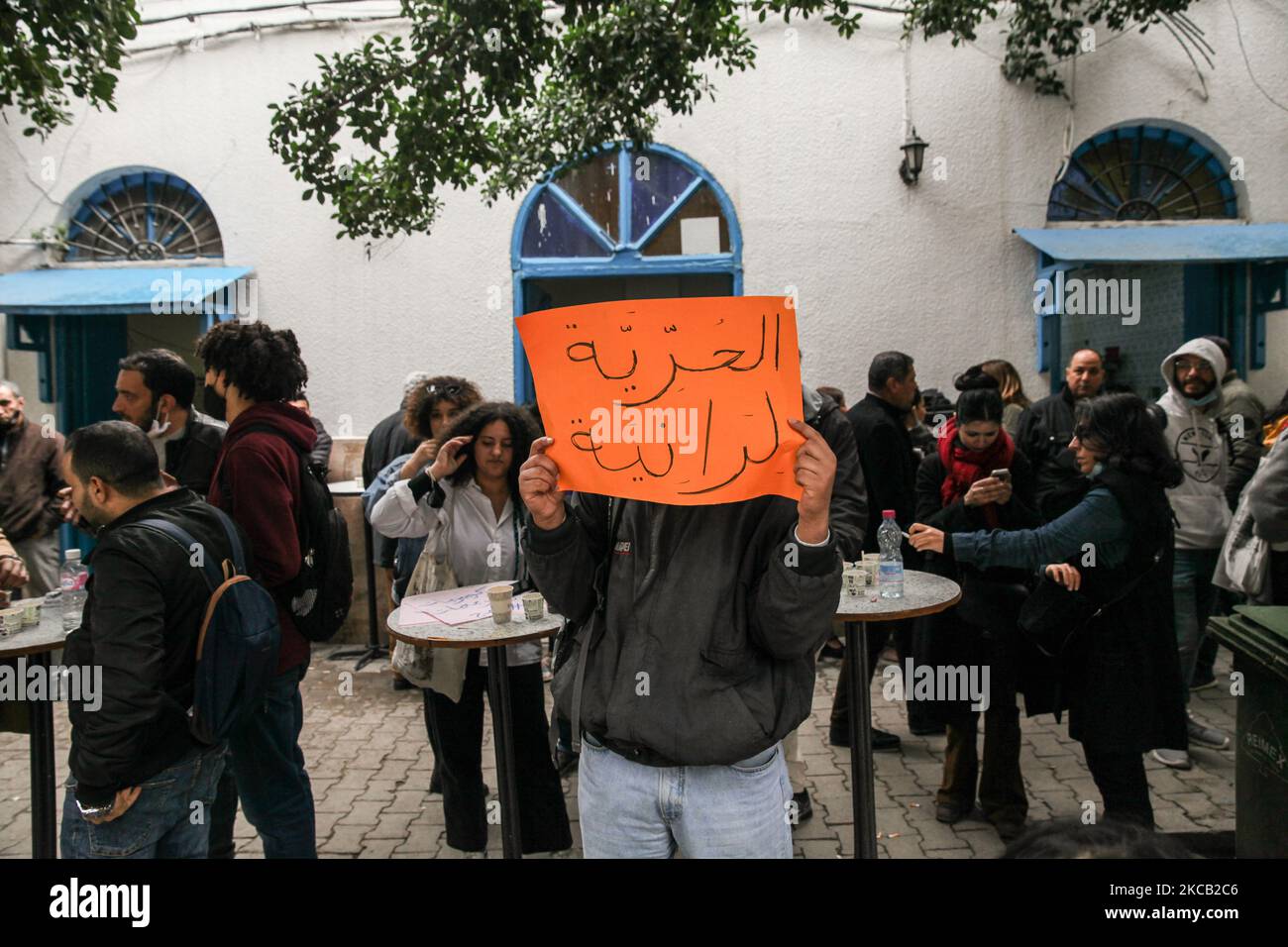 Un manifestante solleva un cartello che legge in arabo “libertà per Rania Amdouni”, mentre partecipa a una protesta tenuta in occasione del processo di appello del LGBTQI+ e attivista femminista Rania Amdouni, fuori dalla corte di Tunisi in Tunisia il 17 marzo 2021, per chiedere il suo rilascio. Dieci giorni fa, la regina Rania Amdouni, di 26 anni, è stata arrestata e incarcerata in una prigione di donne dopo essere stata condannata in prima istanza a sei mesi di carcere per aver insultato la polizia e per aver abusato di morale. (Foto di Chardy ben Ibrahim/NurPhoto) Foto Stock