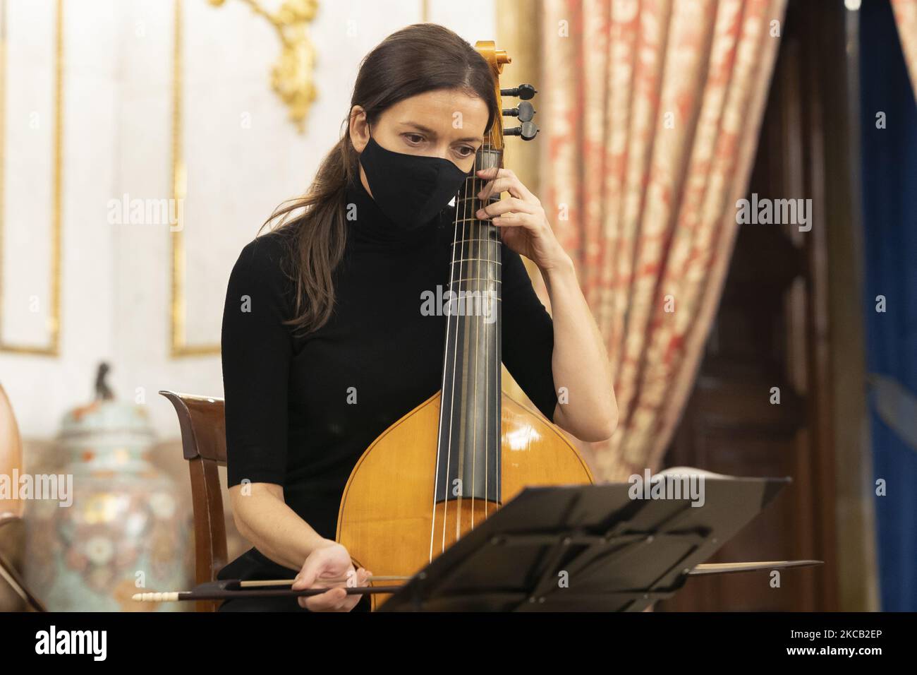 Spettacolo del gruppo la violondrina durante la presentazione della Stagione di Musica classica per il 2021 nella Sala da pranzo di Gala del Palazzo reale di Madrid. 18 marzo 2021 Spagna (Foto di Oscar Gonzalez/NurPhoto) Foto Stock