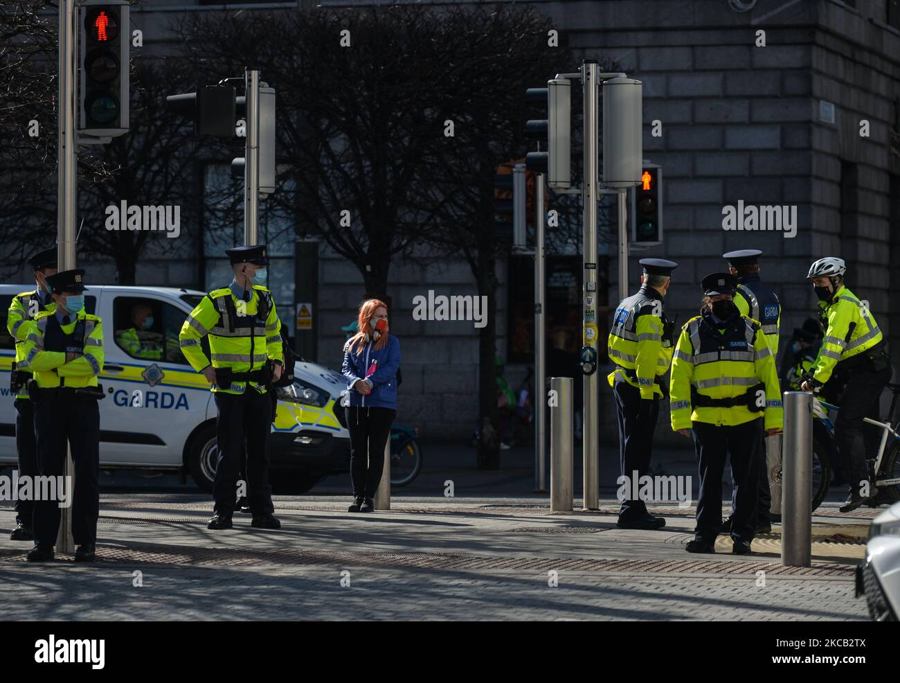 Presenza molto forte del Garda (polizia irlandese) durante il giorno di San Patrizio in o'Connell Street nel centro di Dublino, in quanto tutti gli eventi pubblici relativi al giorno di San Patrizio sono stati cancellati a causa del blocco di livello 5 Covid-19. Mercoledì 17 marzo 2021 a Dublino, Irlanda. (Foto di Artur Widak/NurPhoto) Foto Stock