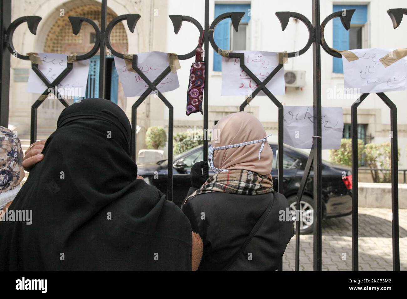 Disoccupati i laureati tunisini provenienti dall'università si trovano di fronte al Ministero degli Affari sociali dell'edilizia di Tunisi, Tunisia, il 17 marzo 2021, durante una protesta tenuta dall'esterno della per chiedere un contratto di lavoro e ha chiesto di essere reclutato dal Ministero dell'Istruzione. (Foto di Chardy ben Ibrahim/NurPhoto) Foto Stock