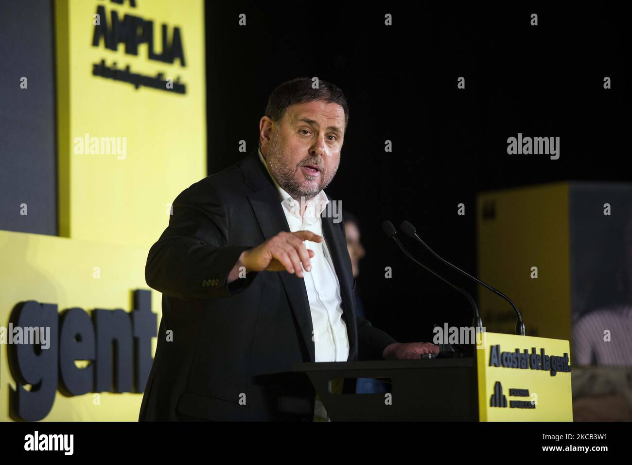 Oriol Junqueras, presidente del partito Esquerra Republicana de Catalunya, e prigioniero politico catalano, partecipa all'ultimo atto politico della campagna elettorale a Barcellona, in Spagna, il 12 febbraio 2021. (Foto di Robert Bonet/NurPhoto) Foto Stock