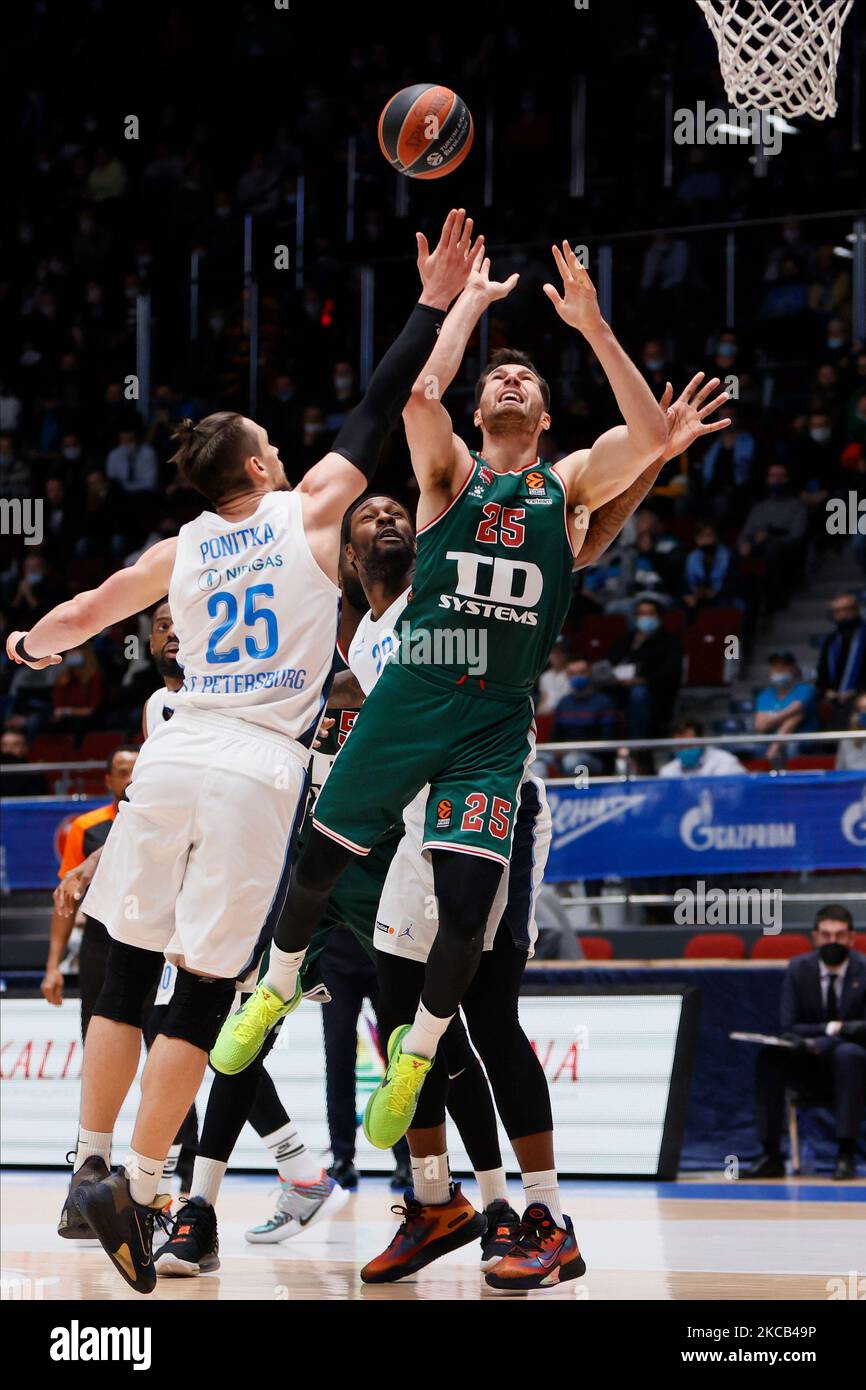 Mateusz Ponitka (L) e Tarik Black di Zenit St Petersburg vie per la palla con Alec Peters (R) di Baskonia durante la partita di pallacanestro Eurolega tra Zenit St Petersburg e TD Systems Baskonia Vitoria-Gasteiz il 18 marzo 2021 al Palazzo dello Sport di Yubileyny a San Pietroburgo, Russia. (Foto di Mike Kireev/NurPhoto) Foto Stock