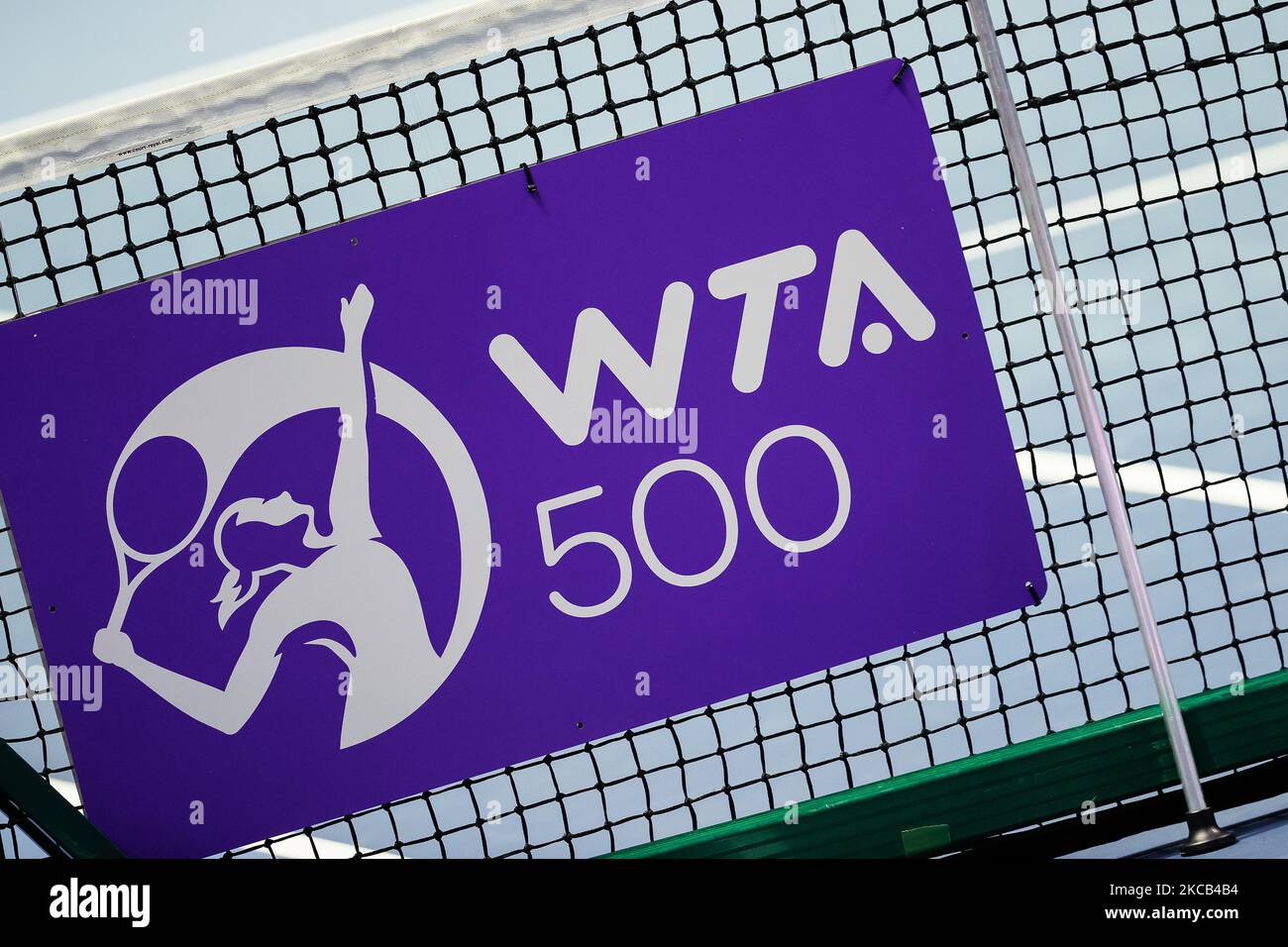 Il logo di WTA500 è visto durante la seconda partita del torneo di tennis WTA St. Petersburg Ladies Trophy 2021 tra Daria Kasatkina di Russia e Aliaksandra Sasnovich di Bielorussia il 18 marzo 2021 alla Sibur Arena di San Pietroburgo, Russia. (Foto di Mike Kireev/NurPhoto) Foto Stock