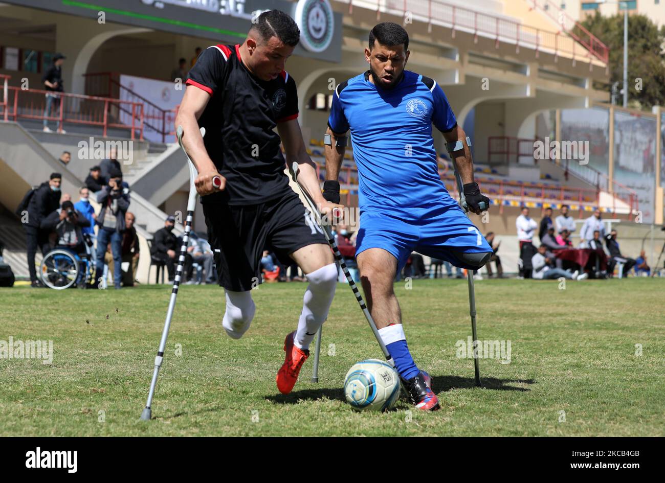 Gli amputei palestinesi giocano a calcio durante un campionato locale organizzato dal Comitato Internazionale della Croce Rossa (CICR), in mezzo all'epidemia di coronavirus (COVID-19), a Gaza City 18 marzo 2021. (Foto di Majdi Fathi/NurPhoto) Foto Stock