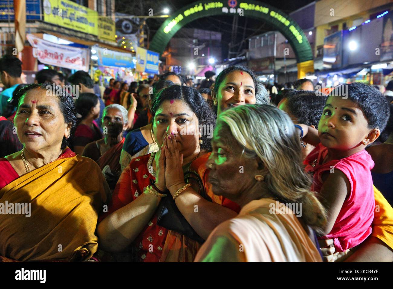 Migliaia di devoti indù si affollano al Tempio di Attukal Bhagavathy per offrire preghiere serali durante il Festival di Attukal Pongala Mahotsavam nella città di Thiruvananthapuram (Trivandrum), Kerala, India, il 19 febbraio 2019. L'Attukal Pongala Mahotsavam Festival è celebrato da milioni di donne indù ogni anno. Durante questo festival le donne preparano Pongala (riso cucinato con gaggery, ghee, cocco e altri ingredienti) all'aperto in piccole pentole per compiacere la dea Attukal Devi (popolarmente conosciuta come Attukal Amma) che si ritiene soddisfi i desideri dei suoi devoti e fornire prosperità. Foto Stock