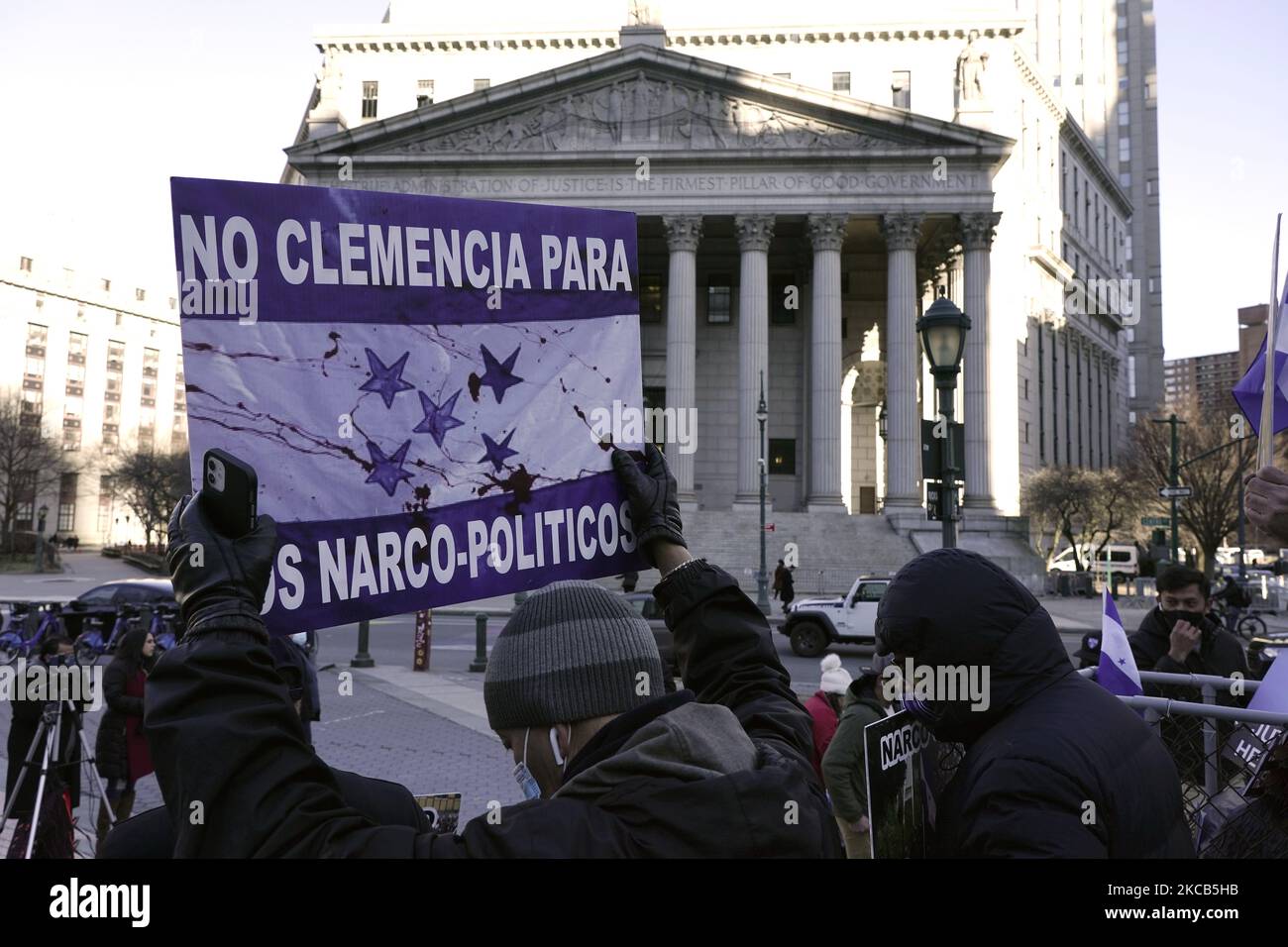 I dimostranti hanno organizzato un rally per sensibilizzare il presidente dell'Honduran Juan Orlando Hernandezs sul coinvolgimento del suo paese nel traffico di droga il 19 marzo 2021 a Foley Square, New York City. (Foto di John Lamparski/NurPhoto) Foto Stock