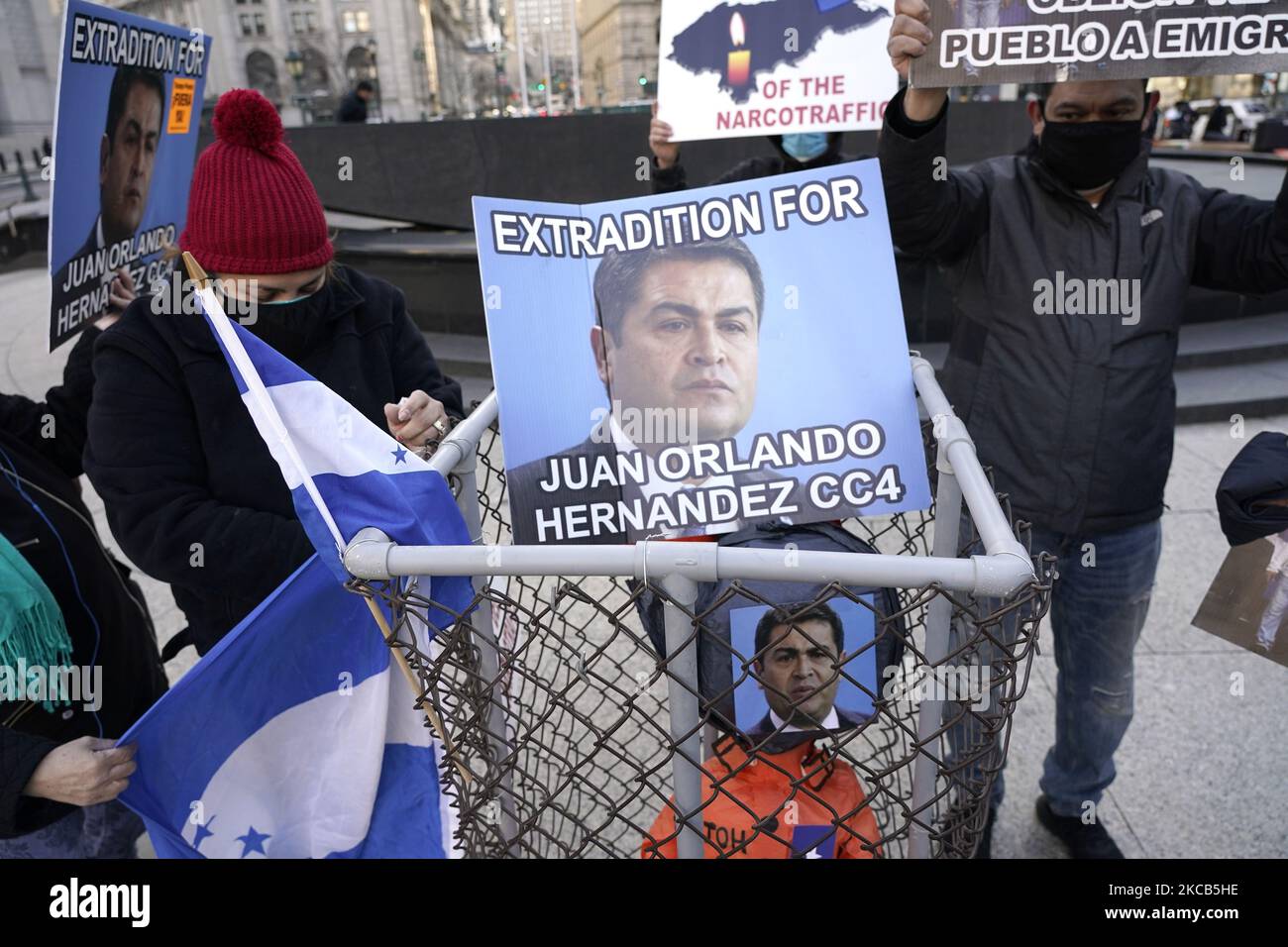I dimostranti hanno organizzato un rally per sensibilizzare il presidente dell'Honduran Juan Orlando Hernandezs sul coinvolgimento del suo paese nel traffico di droga il 19 marzo 2021 a Foley Square, New York City. (Foto di John Lamparski/NurPhoto) Foto Stock