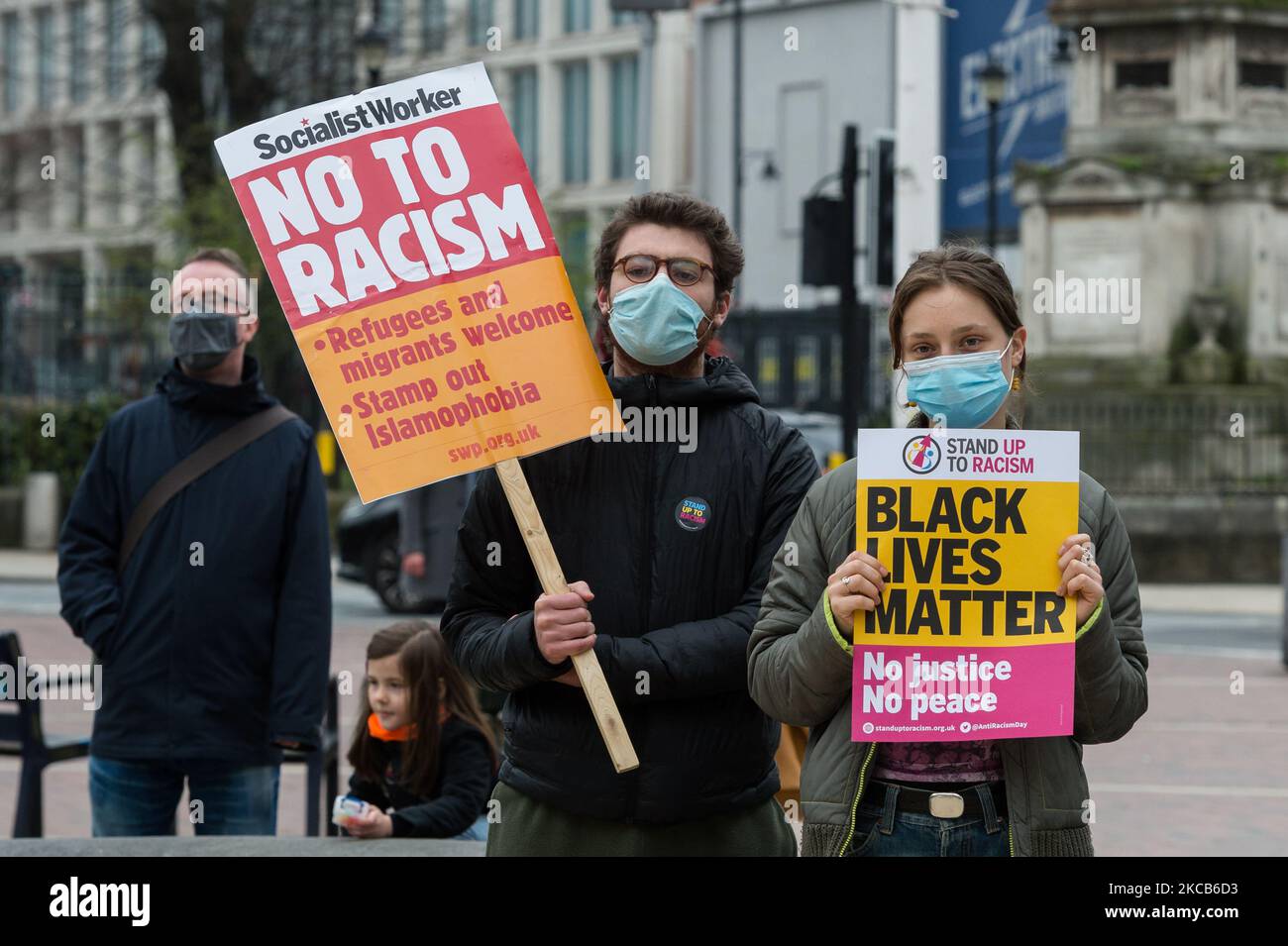 LONDRA, REGNO UNITO - 20 MARZO 2021: La gente si riunisce a Windrush Square a Brixton per protestare contro il razzismo, l'islamofobia, l'antisemitismo e il fascismo in occasione della Giornata dell'Anti-razzismo delle Nazioni Unite, il 20 marzo 2021 a Londra, Inghilterra. I manifestanti dimostrano anche contro la gestione da parte del governo della pandemia di Coronavirus, che colpisce in modo sproporzionato le comunità delle minoranze etniche e nere. (Foto di Wiktor Szymanowicz/NurPhoto) Foto Stock