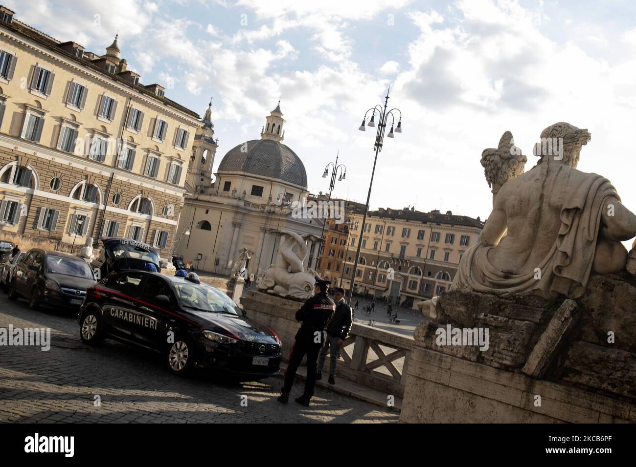 Il 20 marzo 2021 i Carabinieri stanno controllando un pedone in Piazza del Popolo, Roma. Dal 15th marzo 2021 diverse regioni italiane si trovano in una cosiddetta zona rossa. La regione Lazio, dove si trova Roma, è una di queste. Le persone non sono autorizzate a lasciare le loro case per motivi di svago al fine di contenere la diffusione di Covid-19. Questa misura è un'aggiunta al blocco notturno che va da 10pm a 5am. Oggi, 20th marzo 2021, in Italia i casi Covid-19 sono 23832 con 401 morti, Roma, 20th marzo 2021 (Foto di Francesco Boscarol/NurPhoto) Foto Stock