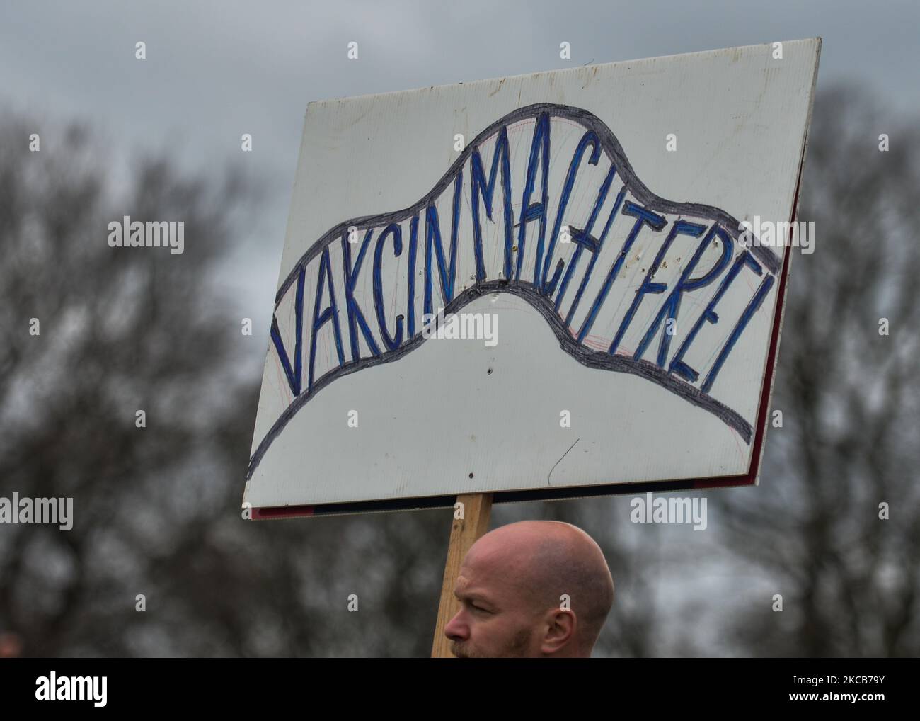 Un attivista ha in mano un cartello con la scritta 'Vakcin Macht Frei' (in inglese: Vaccine Makes You Free) all'esterno del Wellington Monument nel Phoenix Park, davanti a una protesta anti-blocco e anti-vaccino nella Giornata Mondiale della libertà. Sabato 20 marzo 2021 a Dublino, Irlanda. (Foto di Artur Widak/NurPhoto) Foto Stock