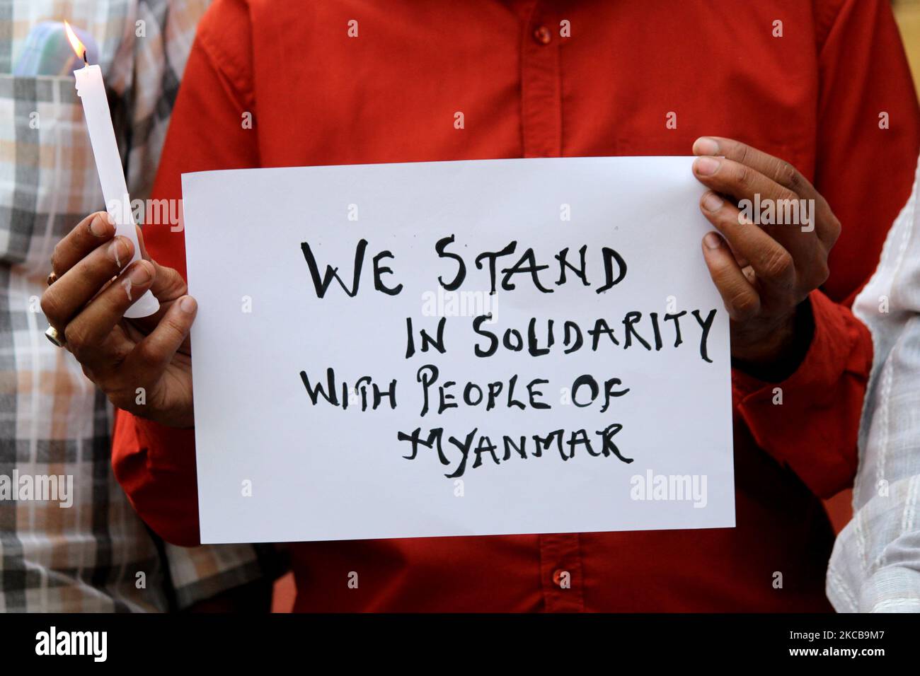 Un attivista partecipa a una veglia a lume di candela per protestare contro l'esercito del Myanmar che ha portato violenza contro i manifestanti anti anti-golpe, il 20 marzo 2021 a Nuova Delhi, India. (Foto di Mayank Makhija/NurPhoto) Foto Stock