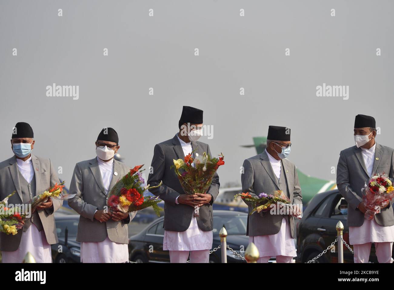 (L-R) il Vice primo Ministro Ishwar Pokharel, il Presidente dell'Assemblea Nazionale Ganesh Prasad Timalsina, il Presidente Agni Sapkota, il primo Ministro KP Sharma oli e il Vice Presidente Nanda Bahadur Pun insieme alla maschera facciale e al bouquet di fiori arrivano ad salutare il Presidente Bidya Devi Bhandari per una visita ufficiale di Stato di due giorni in Bangladesh lunedì 22 marzo 2021 su invito del suo omologo Bangladese Mohammad Abdul Hamid a partecipare alla celebrazione del centenario della nascita di Bangabandhu Sheikh Mujibur Rahman, il Padre della Nazione del Bangladesh. (Foto di Narayan Maharjan/NurPhoto) Foto Stock