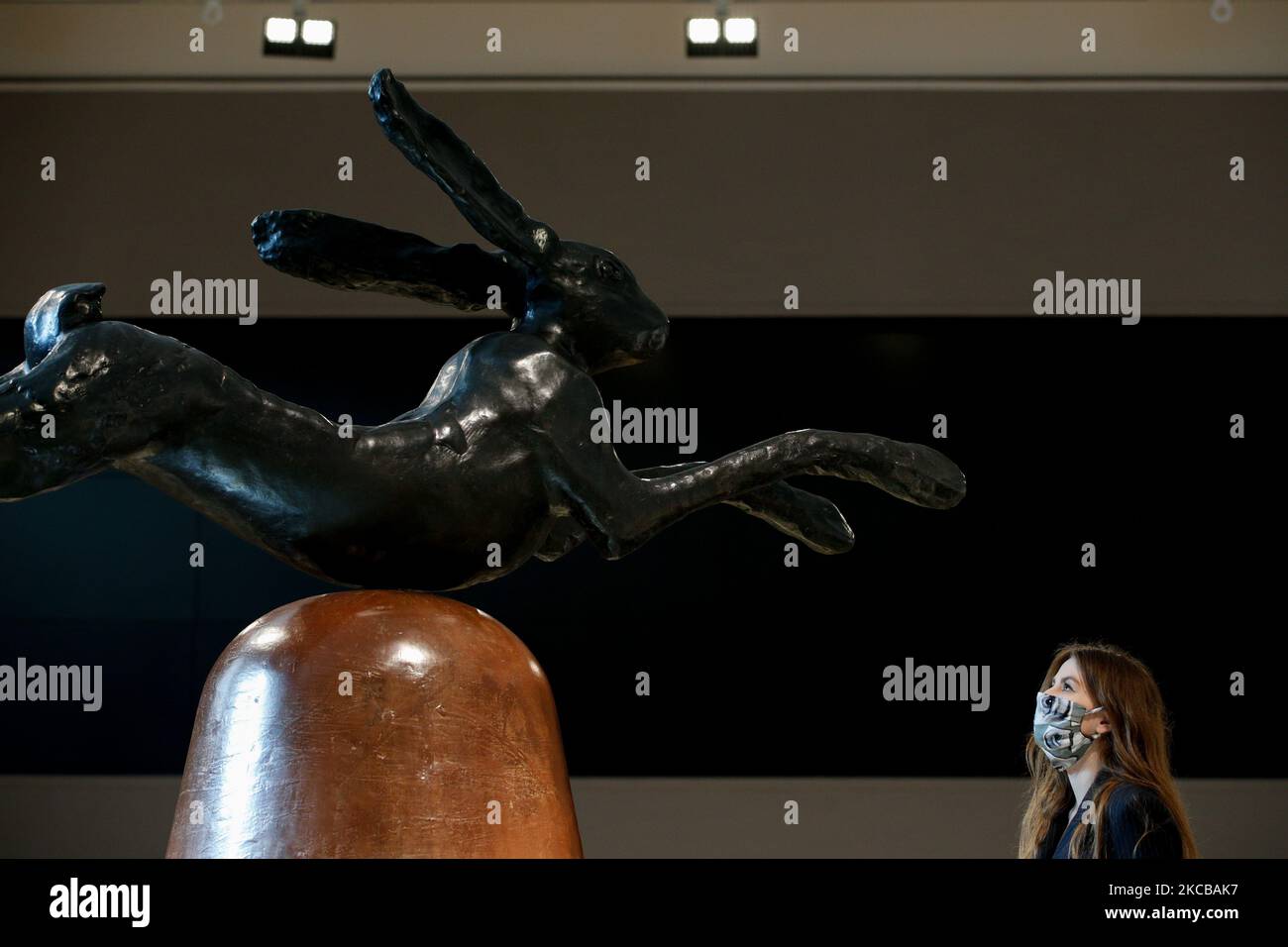 Un membro del personale si pone con 'Harebell sui moli di pietra di Portland', dall'artista gallese Barry Flanagan, valutato a GBP300.000-500.000, durante un'anteprima di stampa per la prossima vendita della settimana del 20/21 secolo alla casa d'aste di Bonhams a Londra, Inghilterra, il 22 marzo 2021. La vendita si svolge alla fine di questa settimana, il 24-25 marzo. (Foto di David Cliff/NurPhoto) Foto Stock