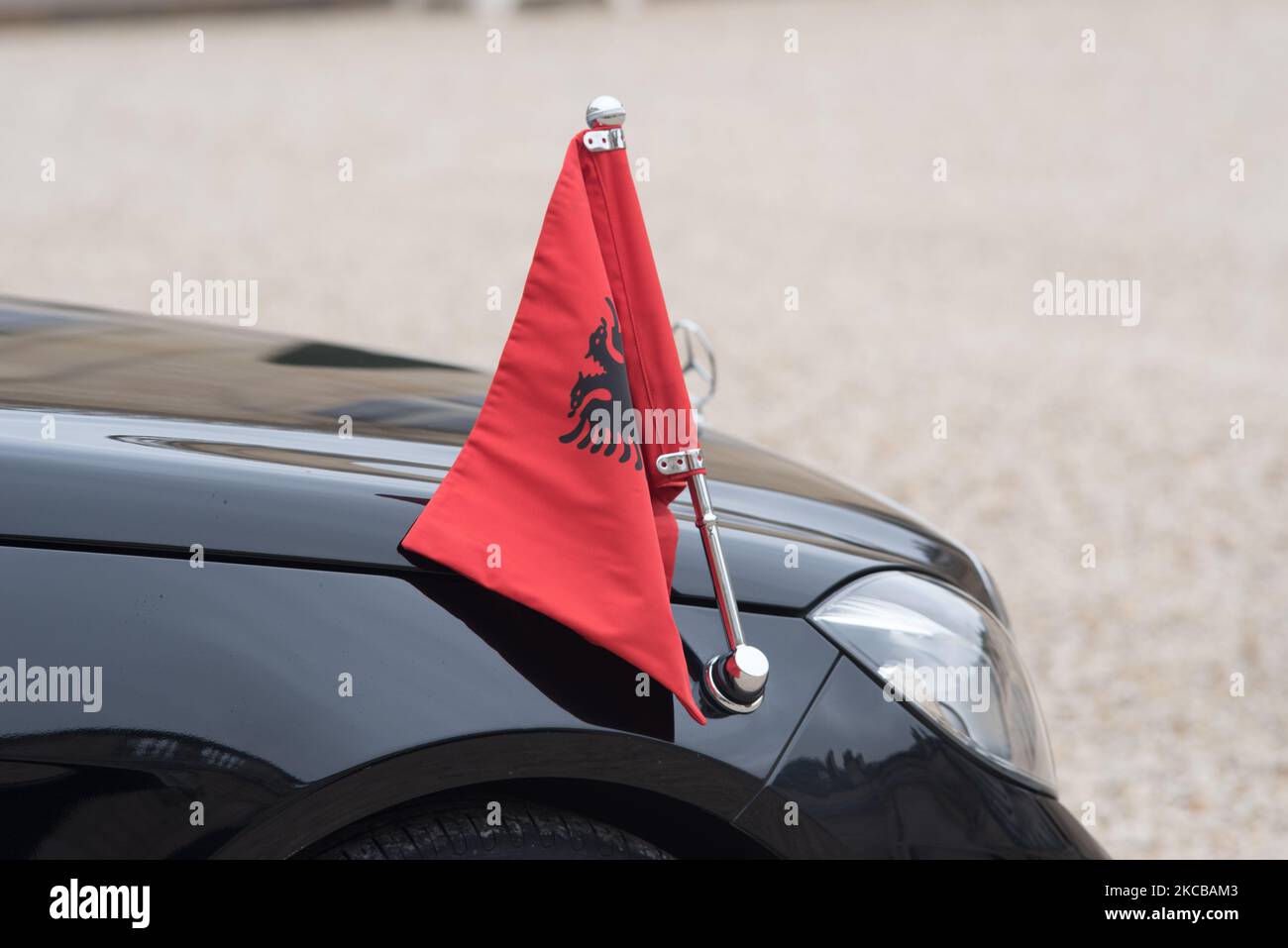 La bandiera albanese sulla vettura ufficiale del primo ministro albanese Edi Rama, ospite al Palazzo Elysee per un pranzo di lavoro con il presidente francese Emmanuel Macron, a Parigi, il 22 marzo 2021. (Foto di Andrea Savorani Neri/NurPhoto) Foto Stock