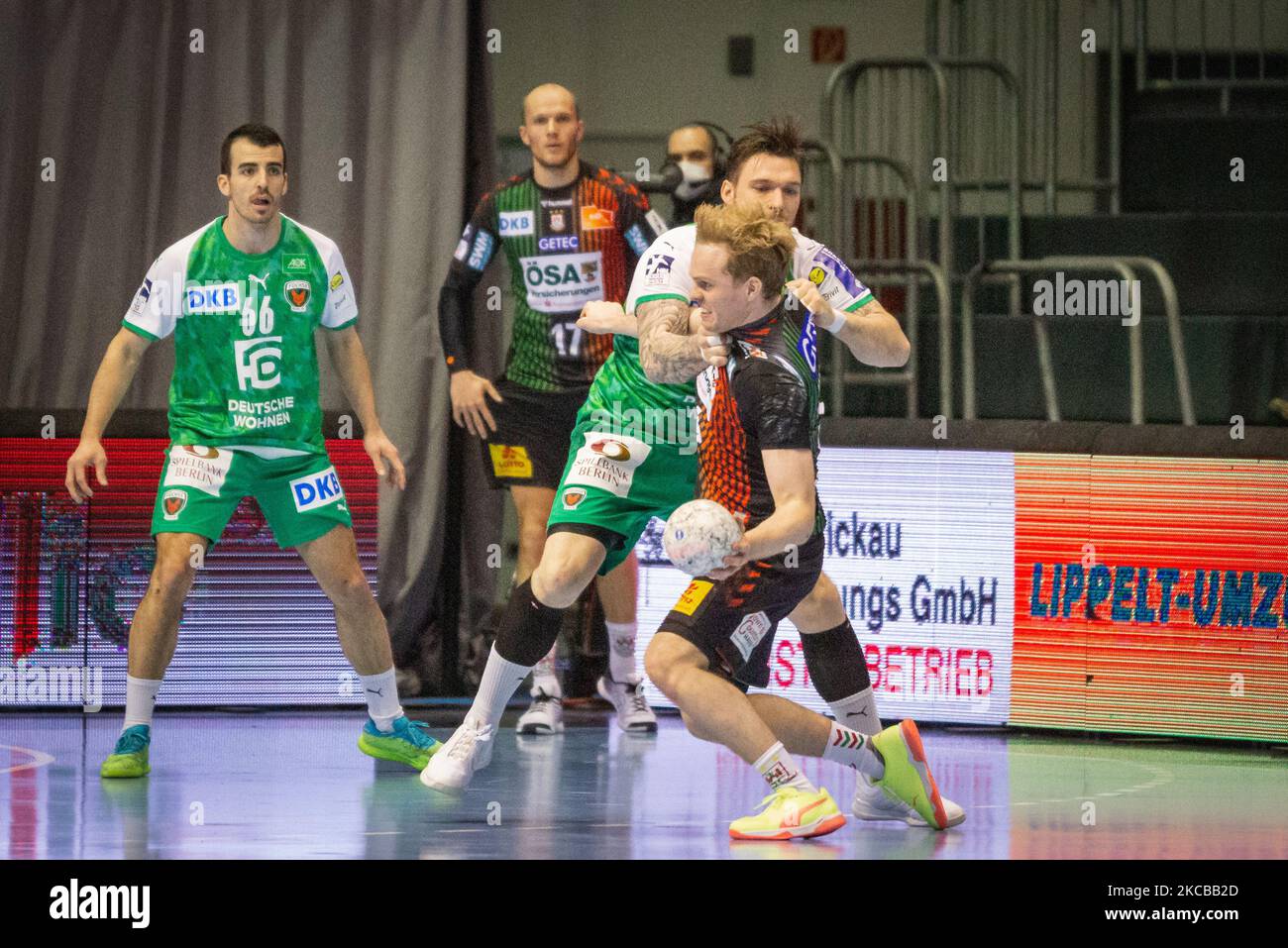 Omar Ingi Magnusson (secondo da destra) di SC Magdeburg viene attaccato da Johan Koch (a destra) di Fuechse Berlin durante la partita LIQUI MOLY Handball-Bundesliga tra SC Magdeburg e Fuechse Berlin a GETEC-Arena il 21 marzo 2021 a Magdeburgo, Germania. (Foto di Peter Niedung/NurPhoto) Foto Stock