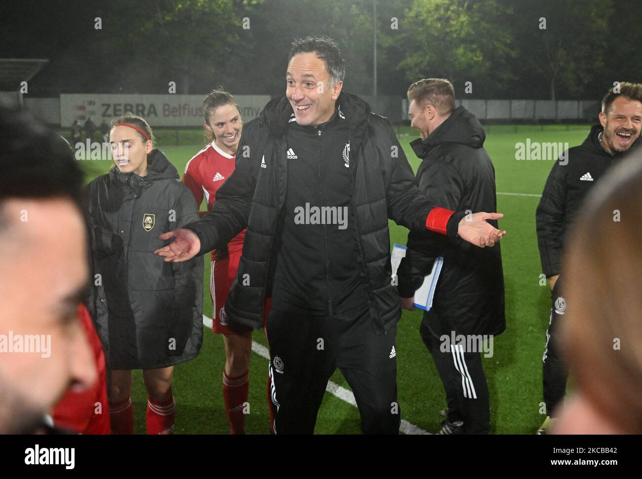 Capo allenatore Stephane Guidi di Standard nella foto festeggiando con i suoi giocatori dopo aver vinto una partita di calcio femminile tra Sporting Charleroi e Standard Femina de Liege il giorno 10th della stagione 2022 - 2023 del belga Lotto Womens Super League , venerdì 4 novembre 2022 a Marcinelle , Belgio . PHOTO SPORTPIX | DAVID CATRY Foto Stock