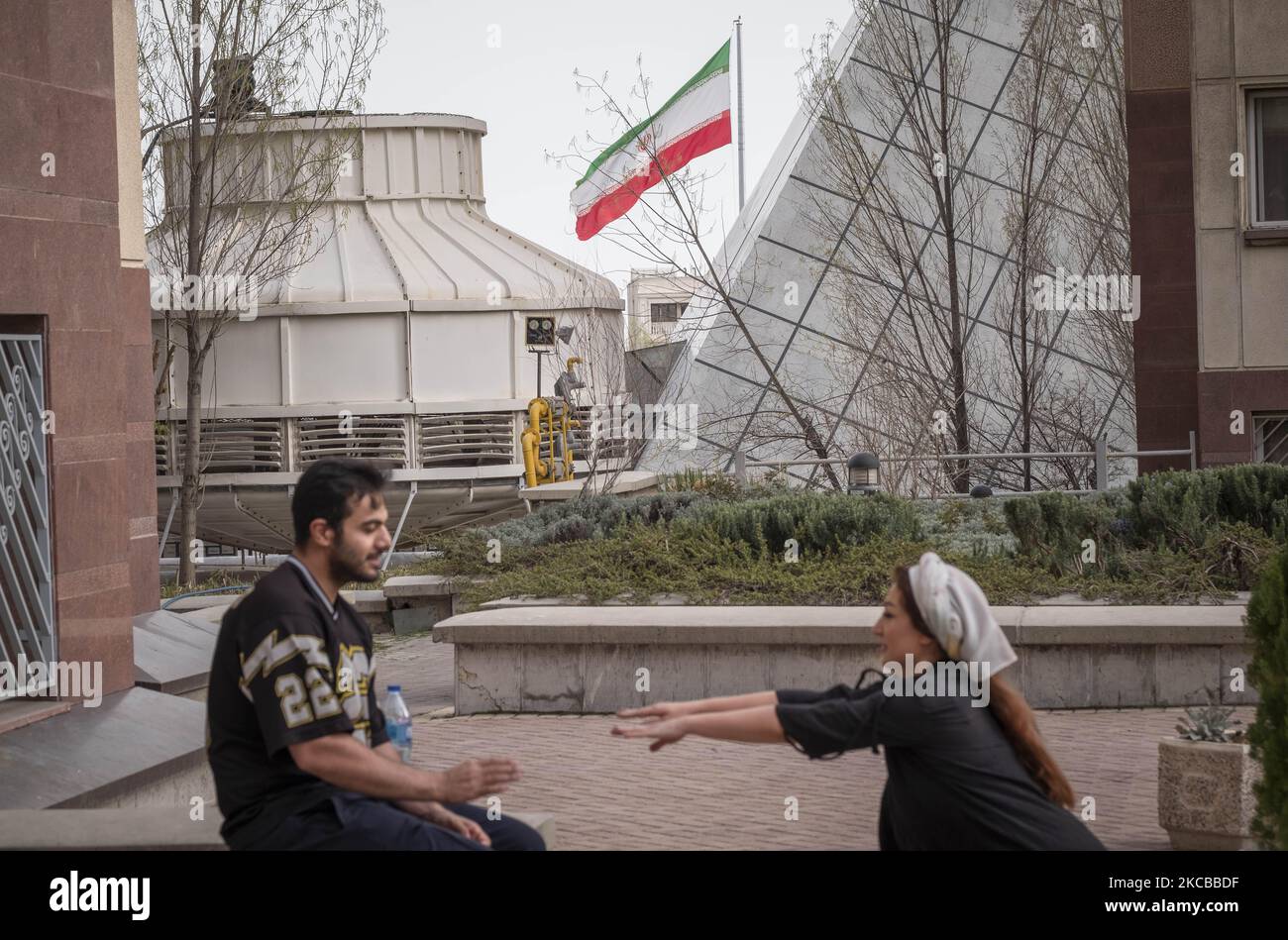 L'artista iraniano Shabnam Shabani esercita con il suo allenatore privato in un'area aperta in un complesso residenziale nel nord di Teheran il secondo giorno di vacanze a Nowruz in mezzo alla nuova epidemia di coronavirus in Iran il 22 marzo 2021. (Foto di Morteza Nikoubazl/NurPhoto) Foto Stock