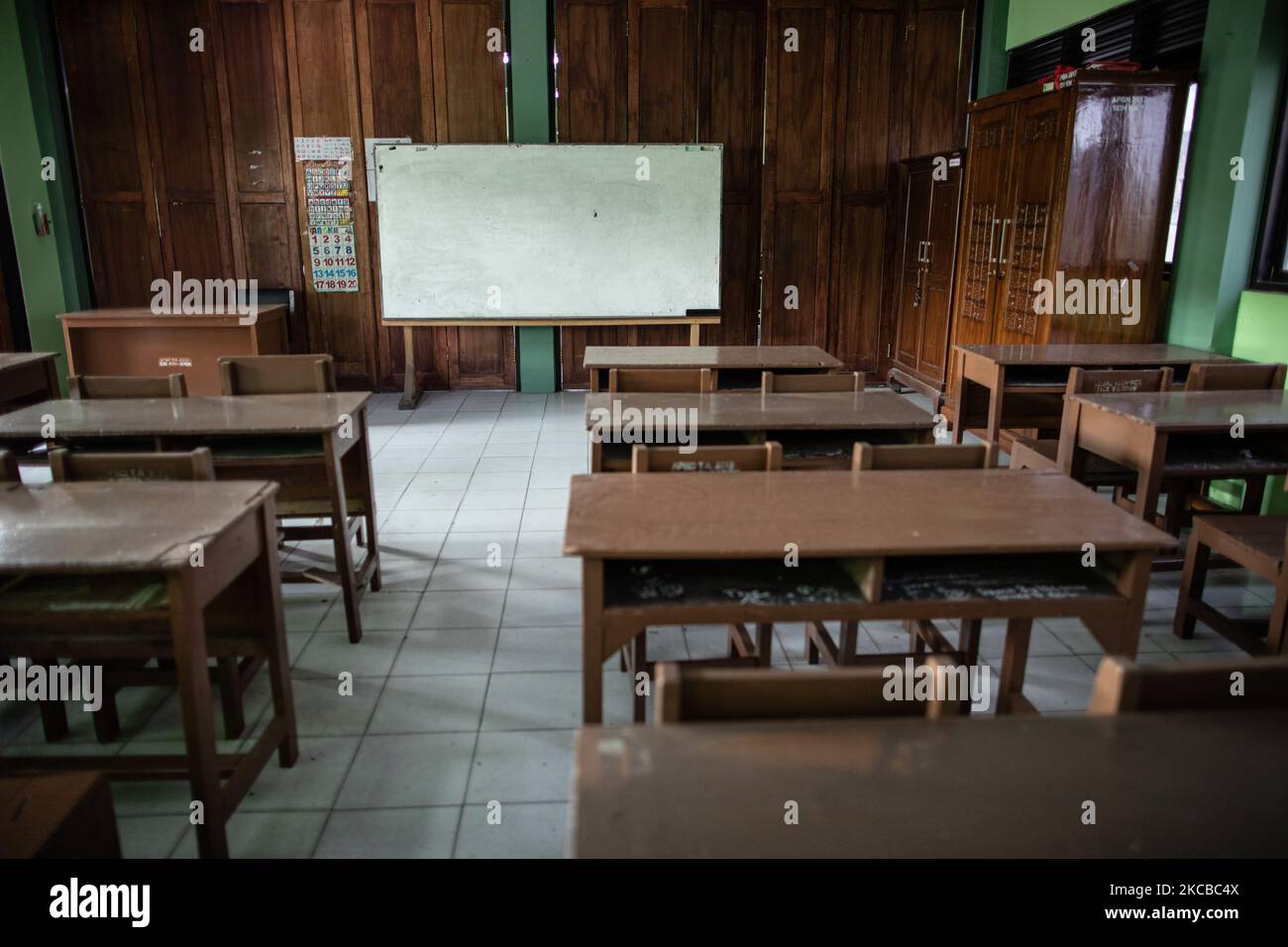 Vista di un'aula vuota di una scuola primaria a Depok, Giava Occidentale, Indonesia il 22 marzo 2021. Dopo un lungo periodo di chiusura della scuola in Indonesia, il governo prevede di riaprire la scuola. (Foto di Donal Husni/NurPhoto) Foto Stock