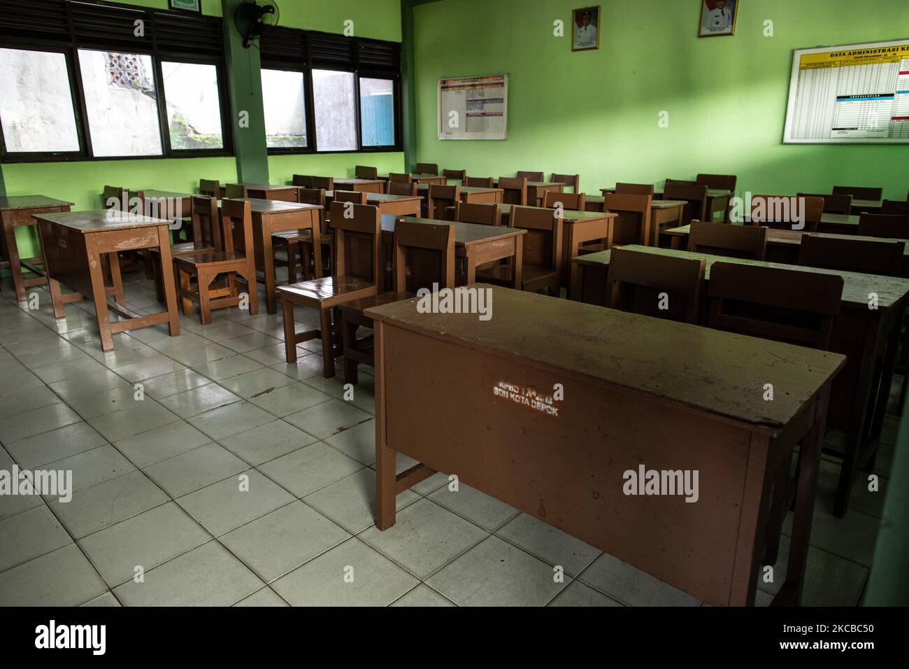 Vista di un'aula vuota di una scuola primaria a Depok, Giava Occidentale, Indonesia il 22 marzo 2021. Dopo un lungo periodo di chiusura della scuola in Indonesia, il governo prevede di riaprire la scuola. (Foto di Donal Husni/NurPhoto) Foto Stock