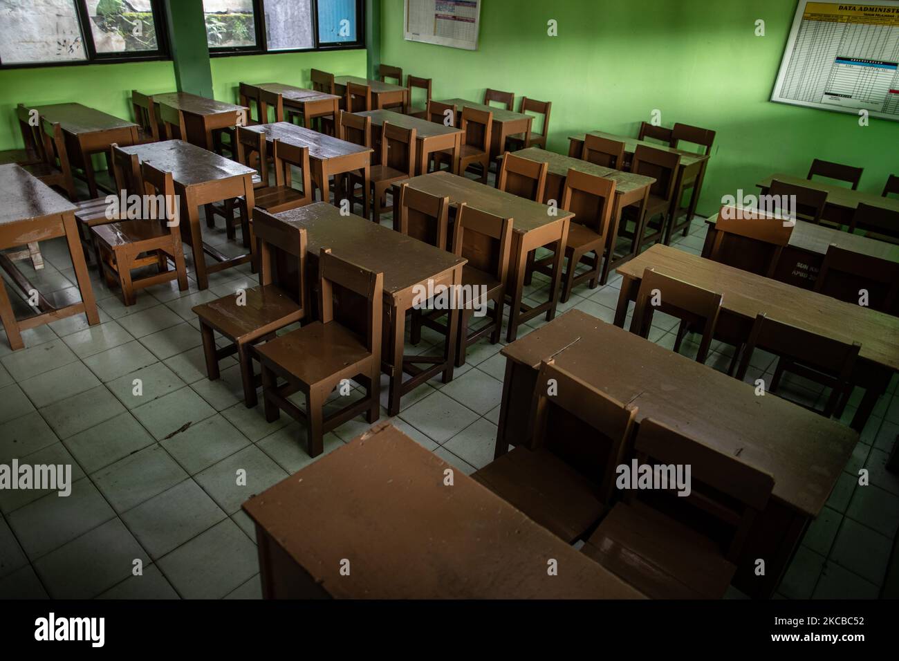 Vista di un'aula vuota di una scuola primaria a Depok, Giava Occidentale, Indonesia il 22 marzo 2021. Dopo un lungo periodo di chiusura della scuola in Indonesia, il governo prevede di riaprire la scuola. (Foto di Donal Husni/NurPhoto) Foto Stock