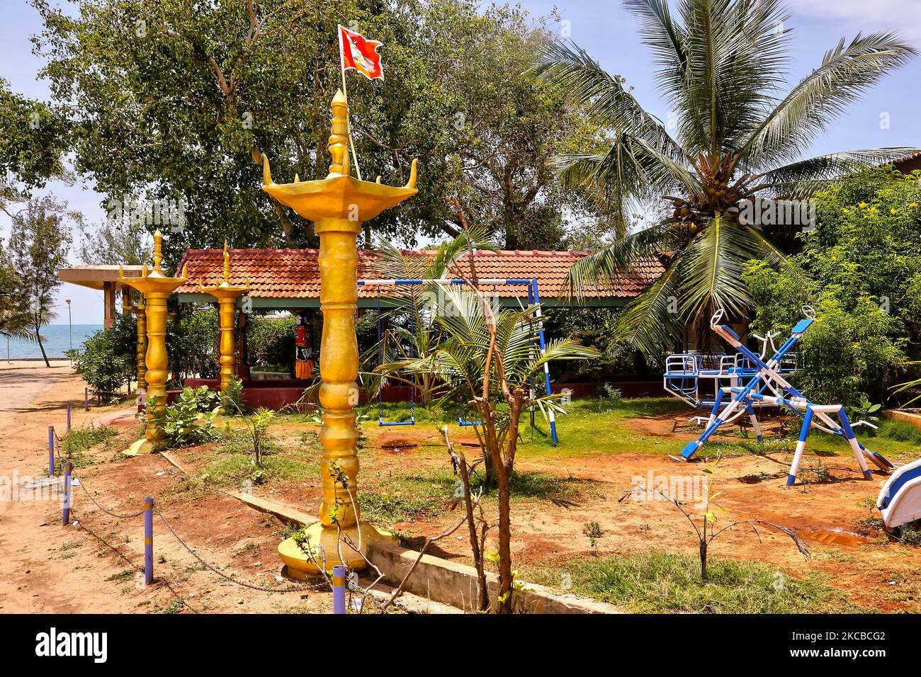 Piccolo parco giochi all'esterno del Tempio di Keerimalai Kassi Wisvanathar a Keerimalai, Jaffna, Sri Lanka. (Foto di Creative Touch Imaging Ltd./NurPhoto) Foto Stock